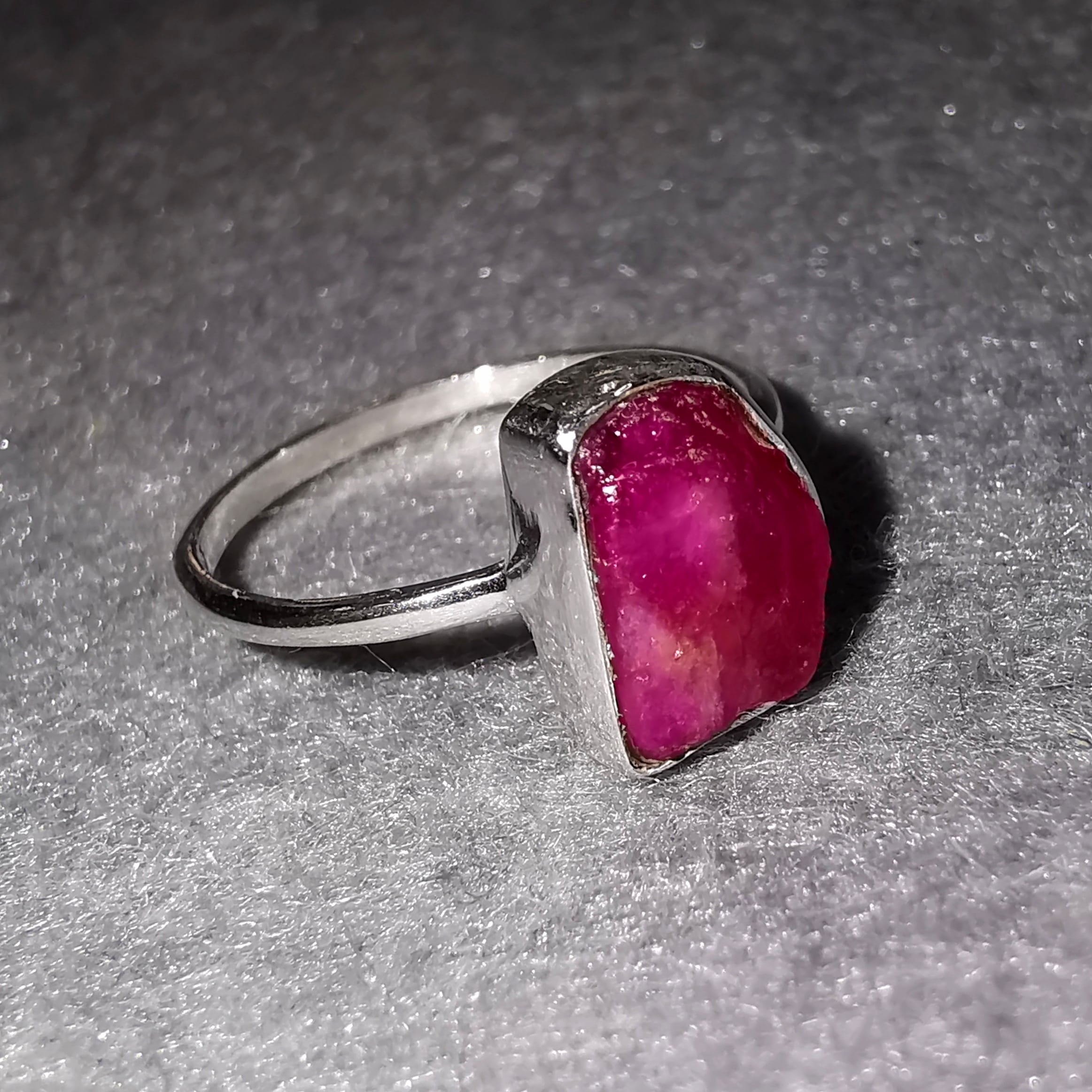 Rubin Korund Sterlingsilber Ring, Rohstein Freiform Heilstein, Größe 52 - Glücksstein der Liebe