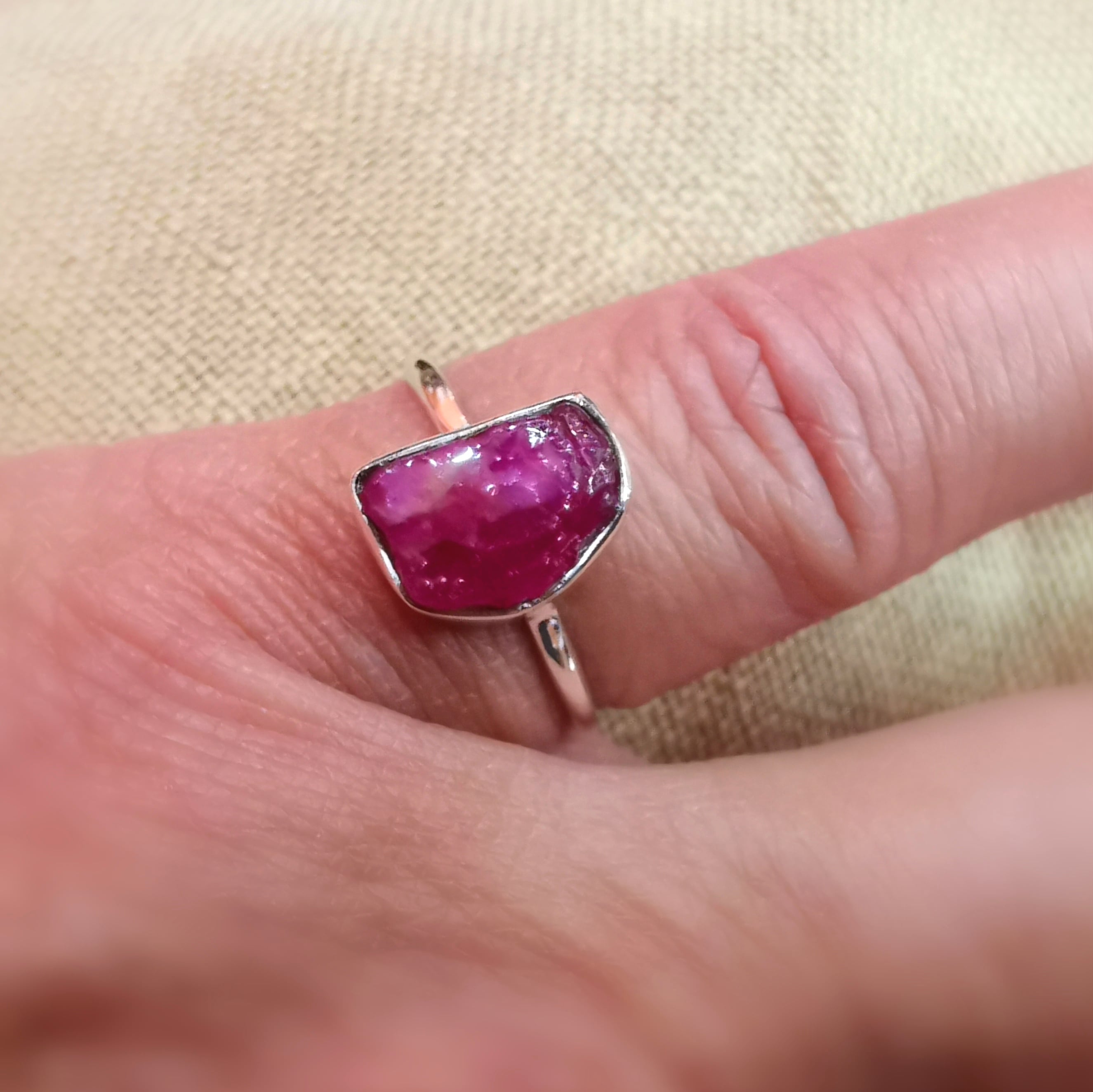 Rubin Korund Sterlingsilber Ring, Rohstein Freiform Heilstein, Größe 52 - Glücksstein der Liebe