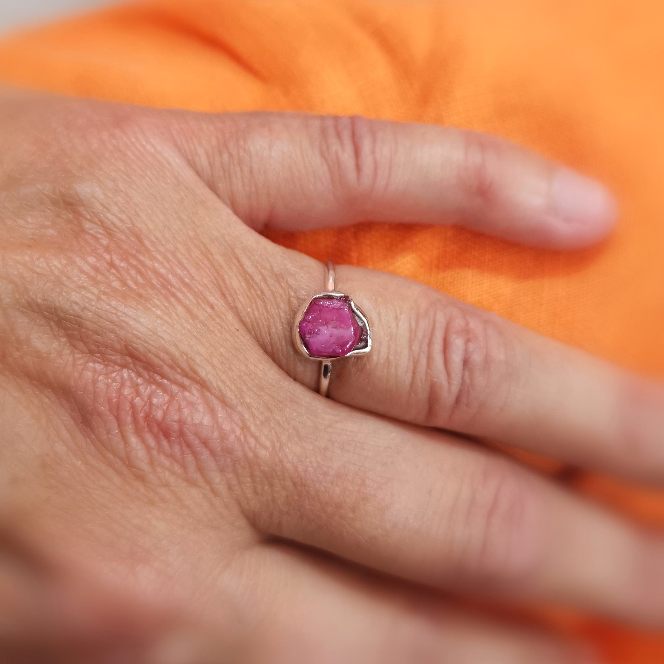 Rubin Korund Sterlingsilber Ring, Rohstein Freiform Heilstein, Größe 55 - Glücksstein der Liebe