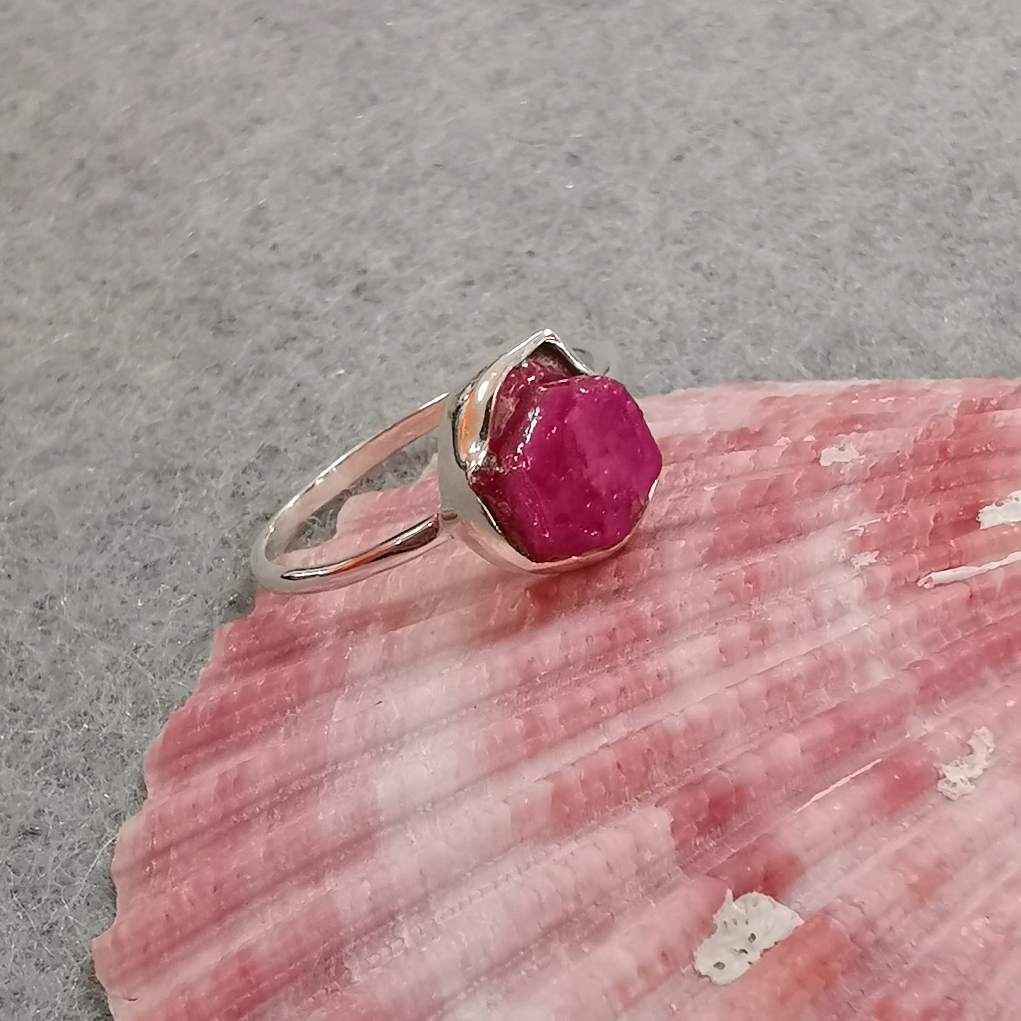 Rubin Korund Sterlingsilber Ring, Rohstein Freiform Heilstein, Größe 55 - Glücksstein der Liebe