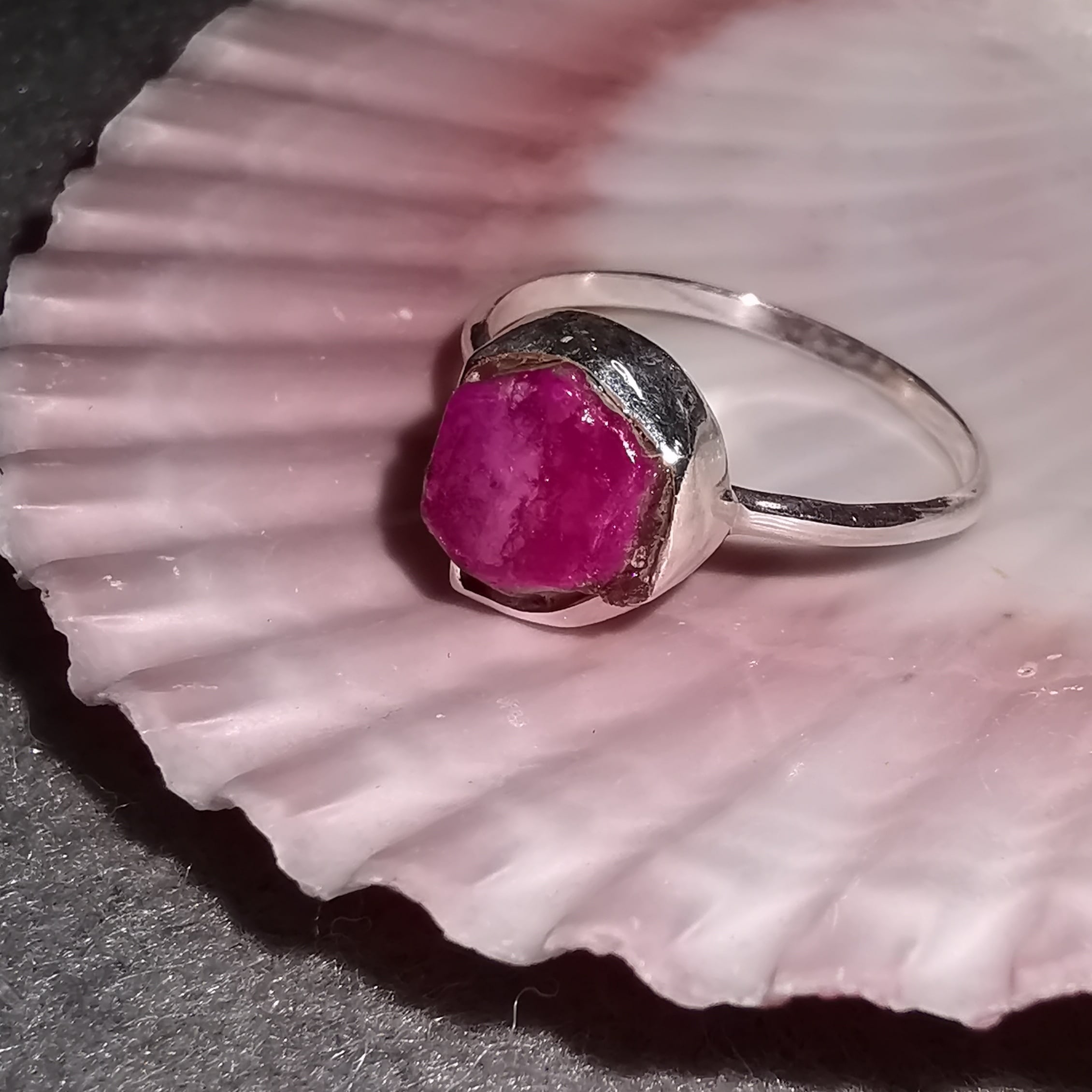 Rubin Korund Sterlingsilber Ring, Rohstein Freiform Heilstein, Größe 55 - Glücksstein der Liebe