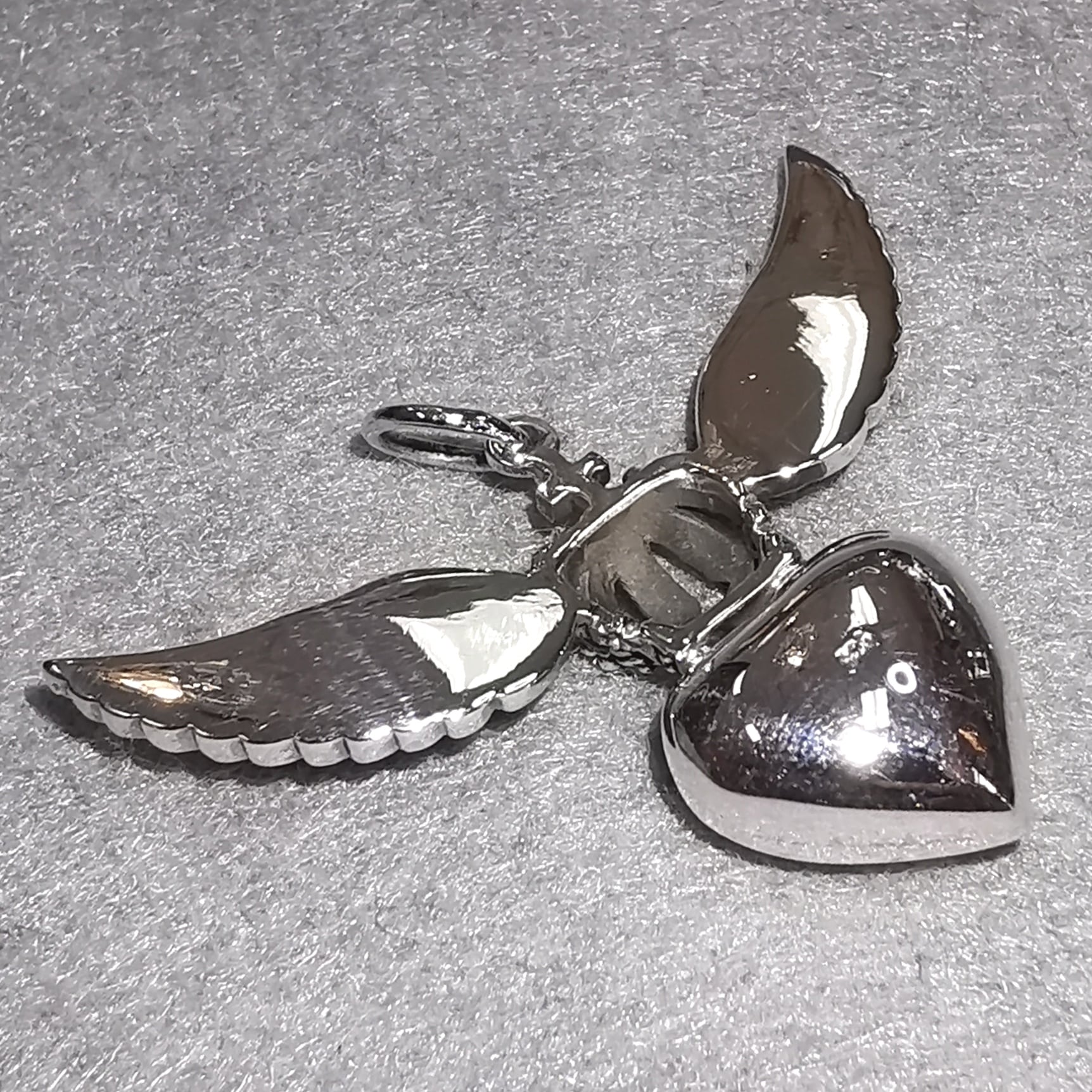 Engelsflügel Herzchakra Anhänger Sterlingsilber, geweiht - der Liebe zu Ehren - Mut