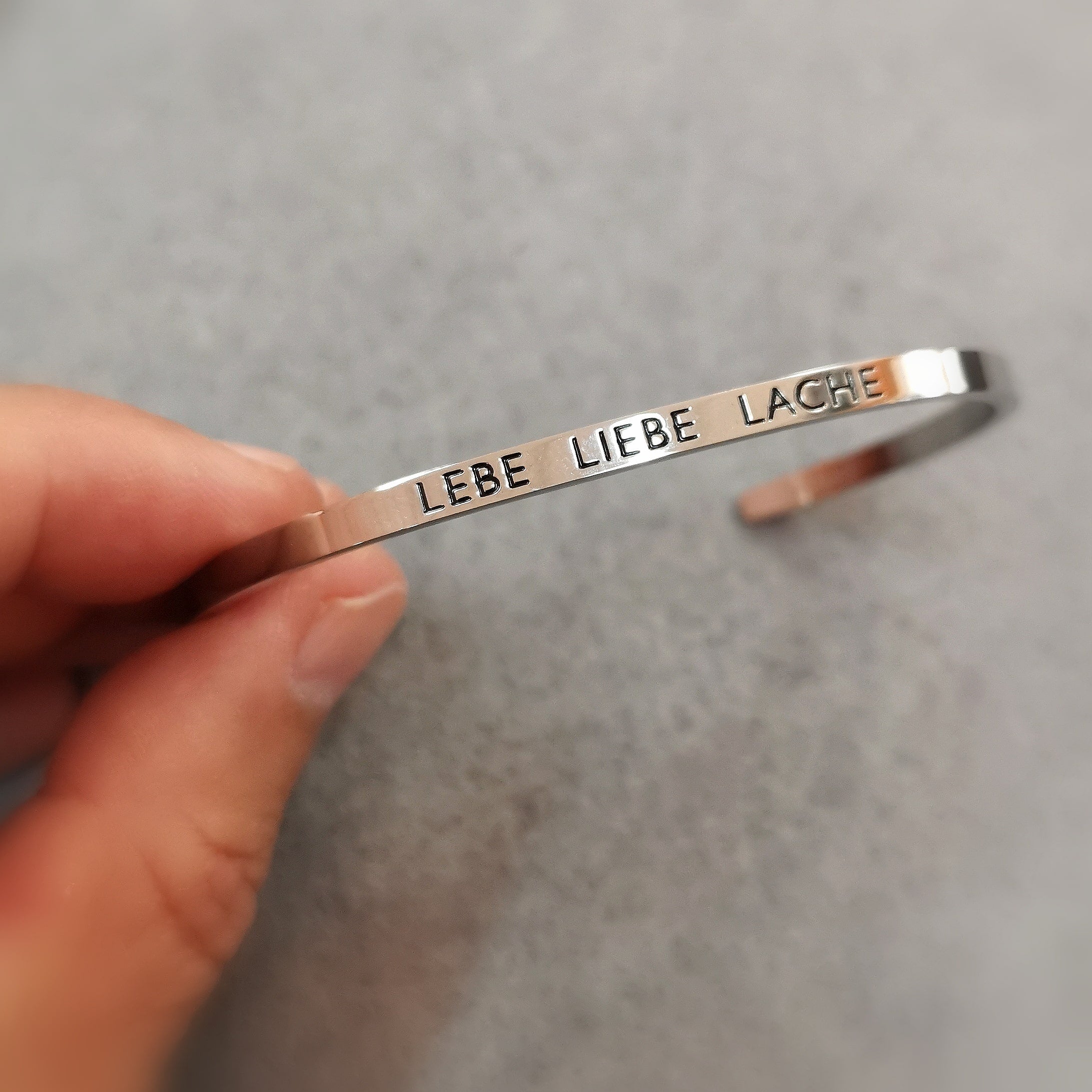 Lebe Liebe Lache Mantra Armreif Silber, Karma Armschmuck Grösse M / L, geweiht