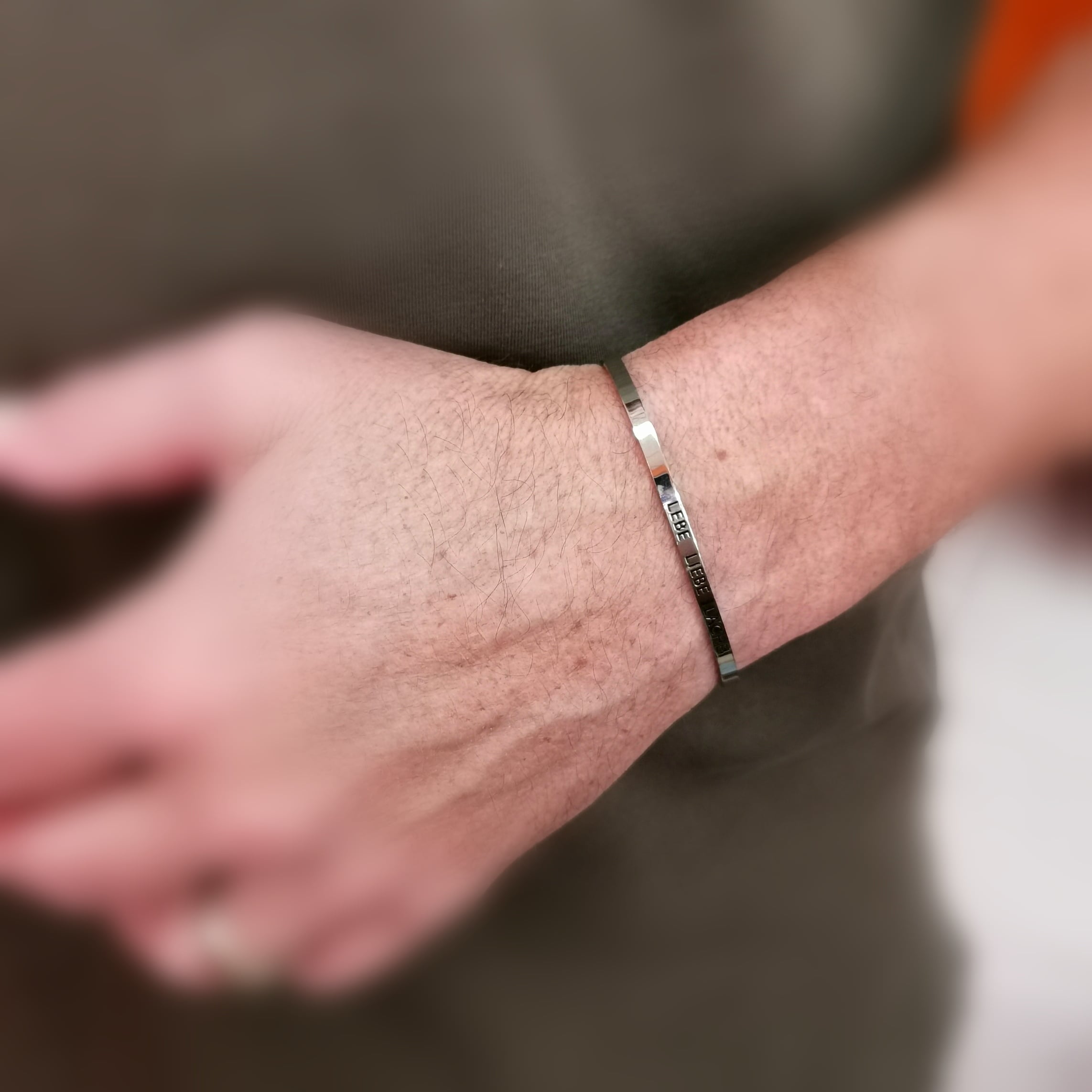 Lebe Liebe Lache Mantra Armreif Silber, Karma Armschmuck Grösse M / L, geweiht