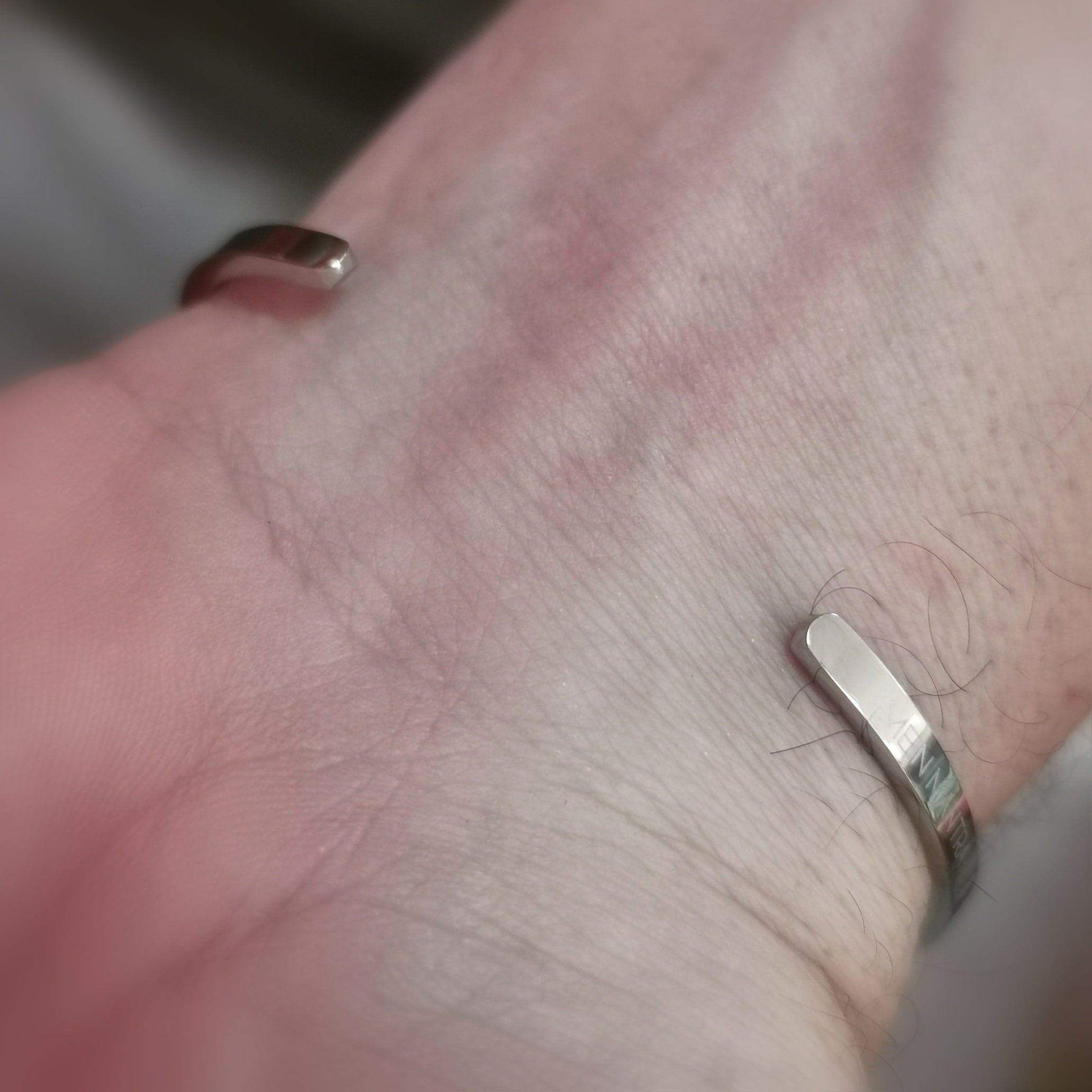 Lebe Liebe Lache Mantra Armreif Silber, Karma Armschmuck Grösse M / L, geweiht
