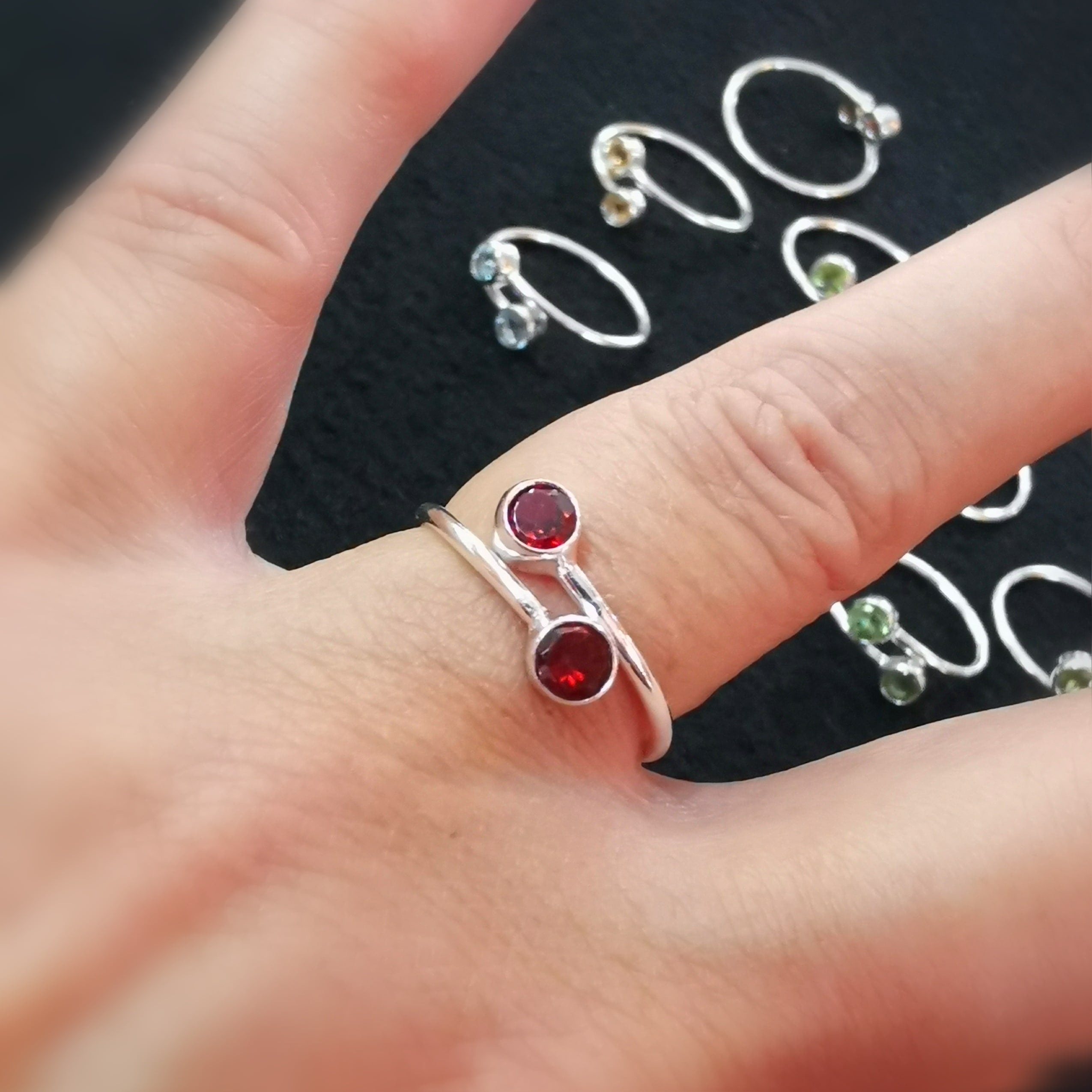 Amor: Anillo Karma con Piedra Preciosa Granate, Anillo Abierto para Dedo Consagrado