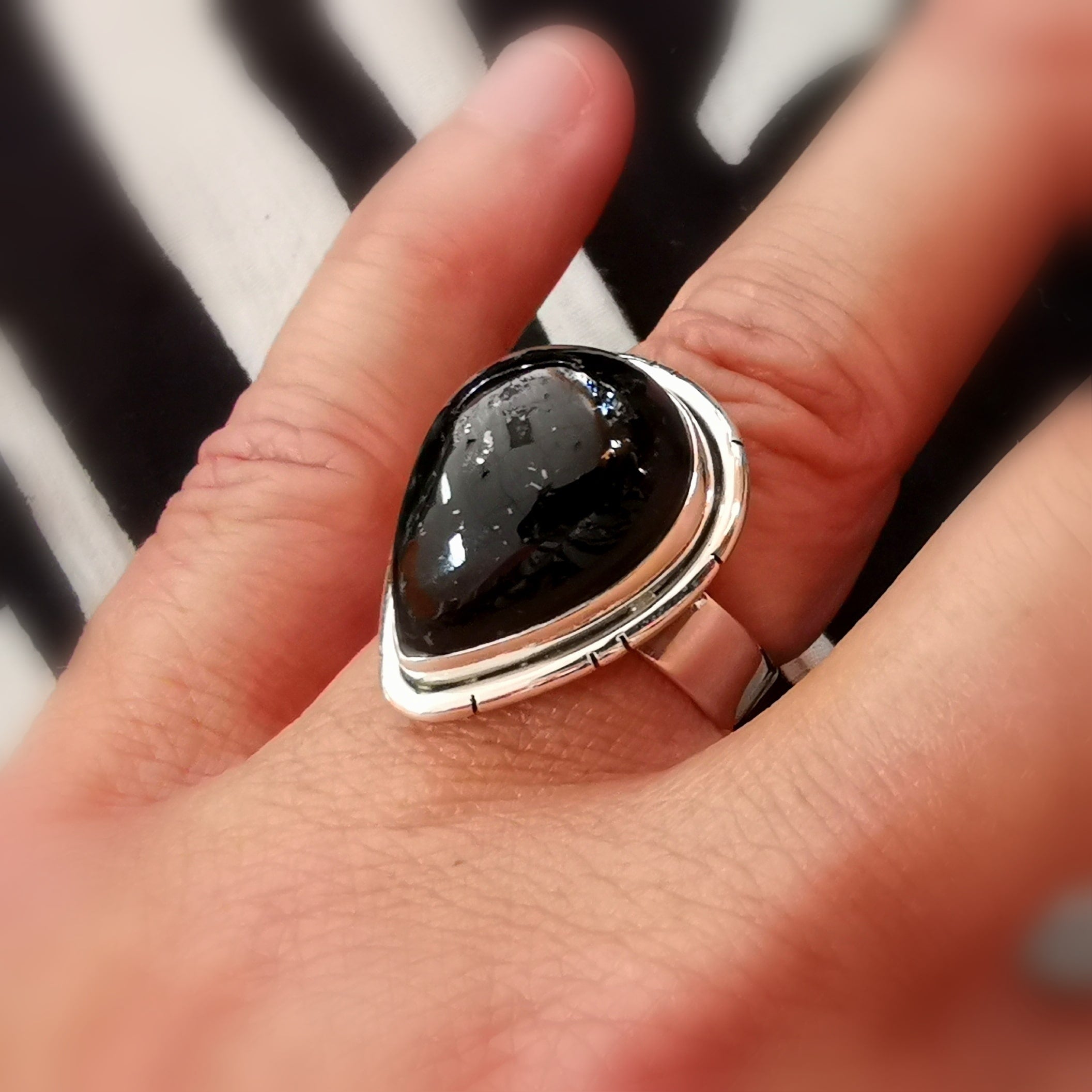 schwarzer Turmalin Edelstein Tropfen Sterlingsilber Karma Heilstein Ring, geweiht Aurastabilität