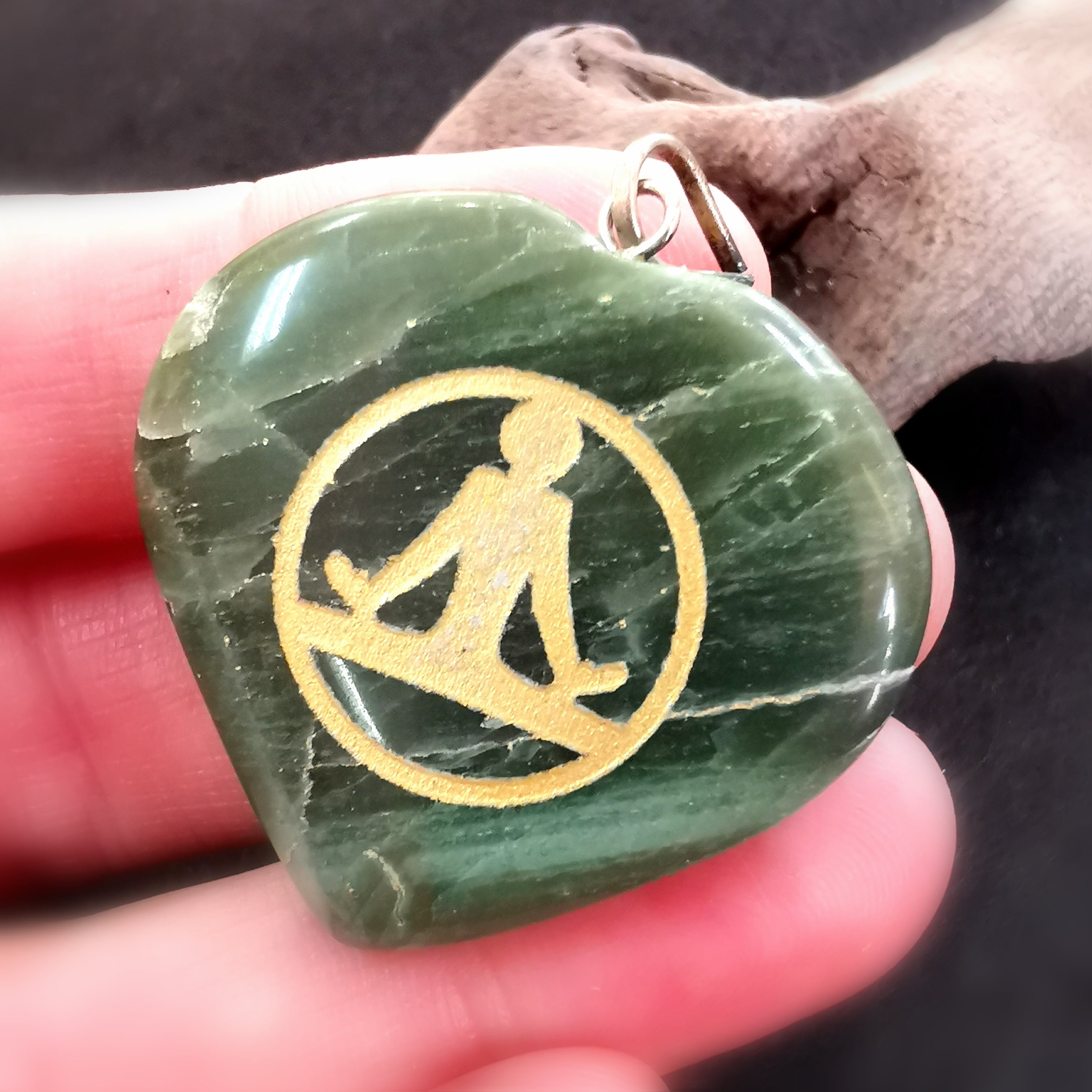Nephrit Jade Edelstein Herz Amulett, Buddha Karma Anhänger, allumfassende Liebe, Kraft des Herzens