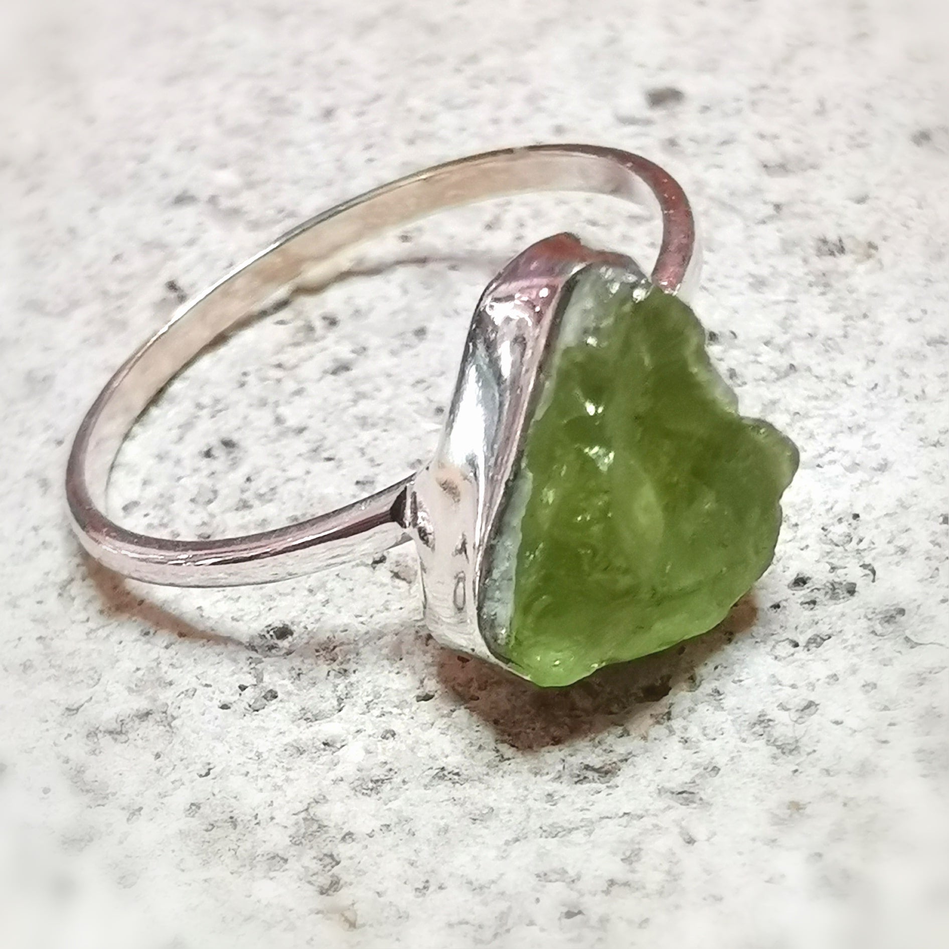 Olivin Peridot Rohstein Fingerring, Herzchakra Edelstein Ring geweiht, Herzenslicht