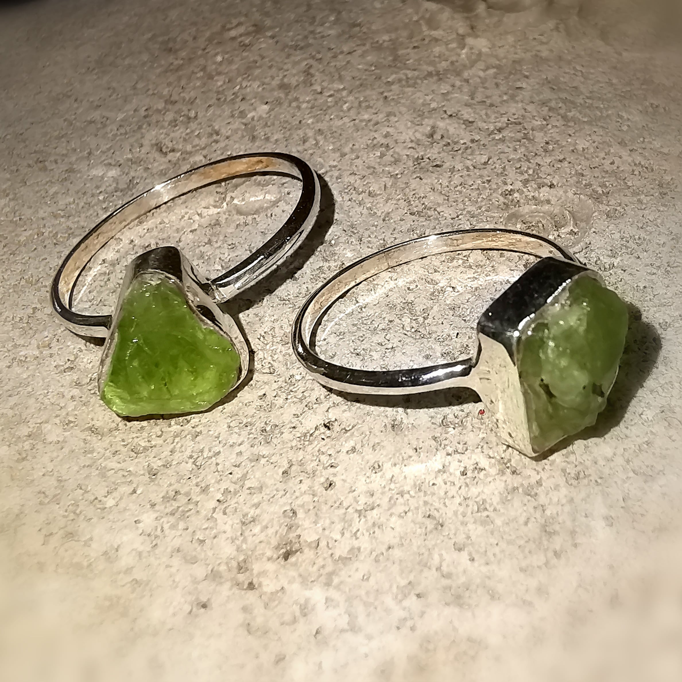 Olivin Peridot Rohstein Fingerring, Herzchakra Edelstein Ring geweiht, Herzenslicht