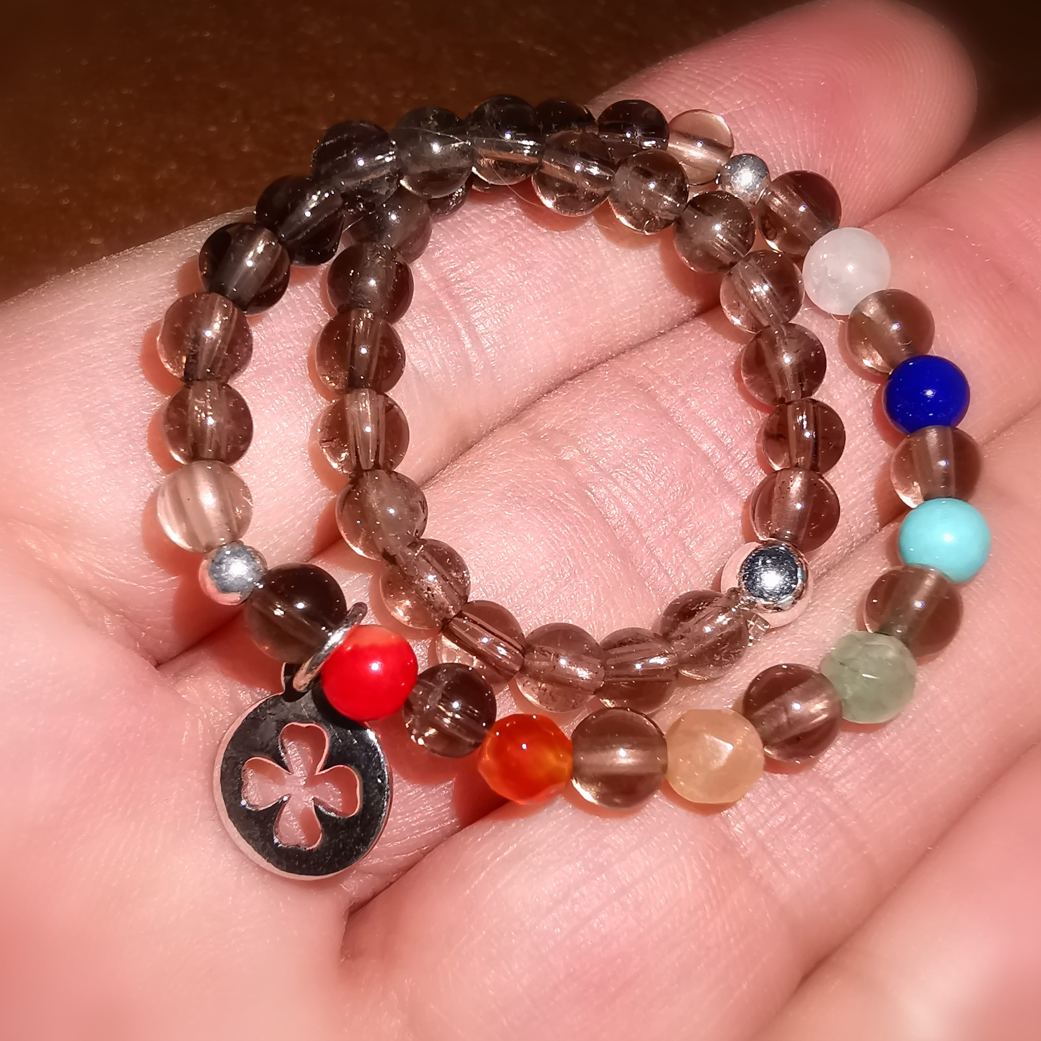 ✨ Pulsera de la suerte con trébol de cuarzo ahumado y chakras: pulsera de karma consagrada para protección y claridad
