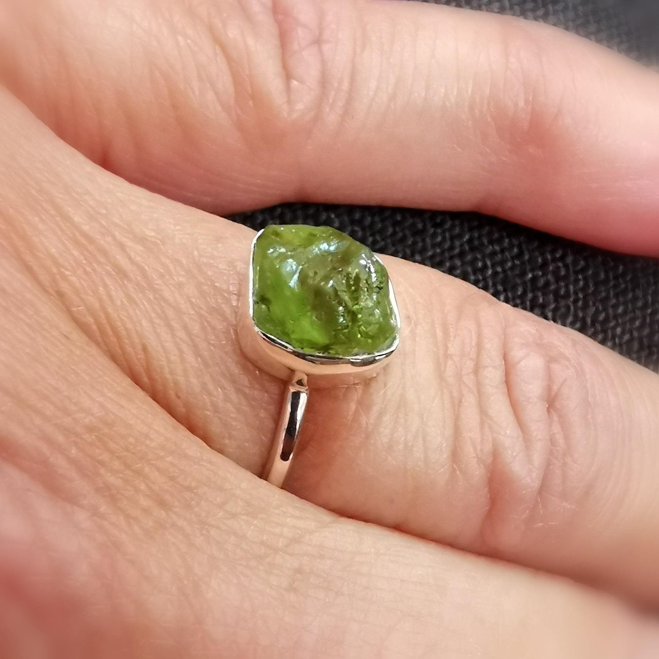 Olivin Peridot Rohstein Ring, Herzchakra Edelstein geweiht, Herzenslicht