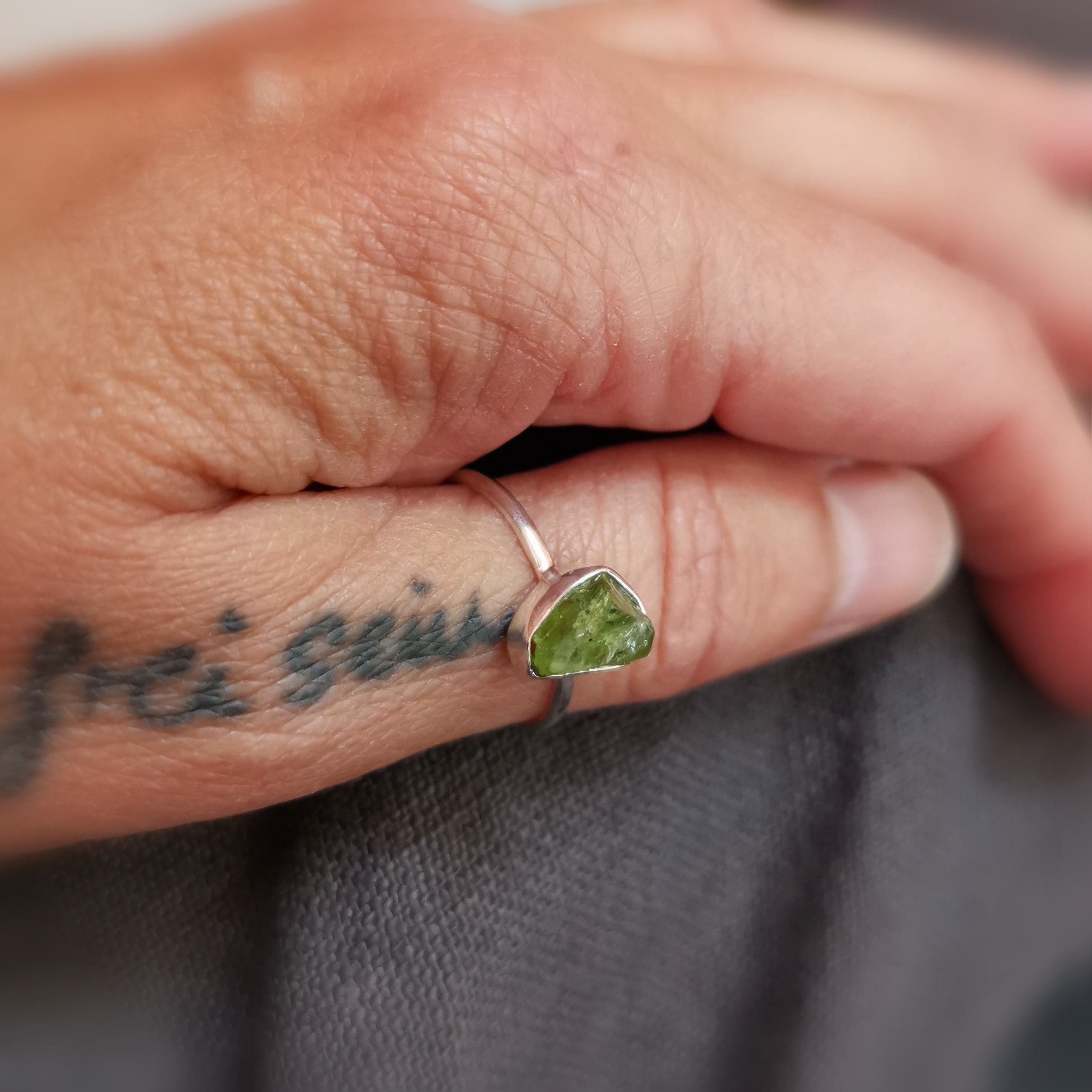 Olivin Peridot Rohstein Ring, Herzchakra Heilstein geweiht, Herzenslicht