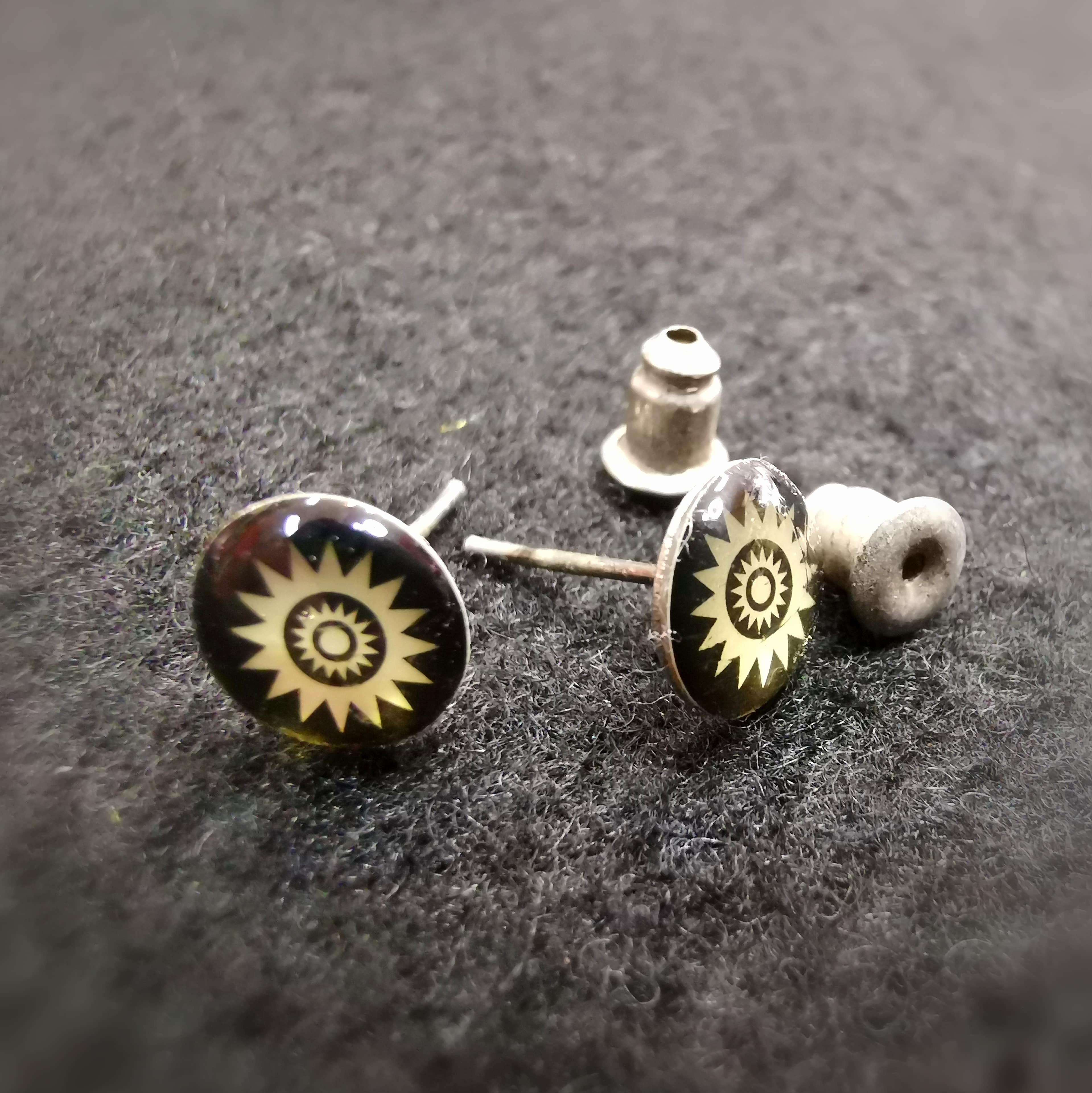 Ohrstecker Energie Sonne, Sterlingsilber Kunstharz, kleine Kraft Planeten