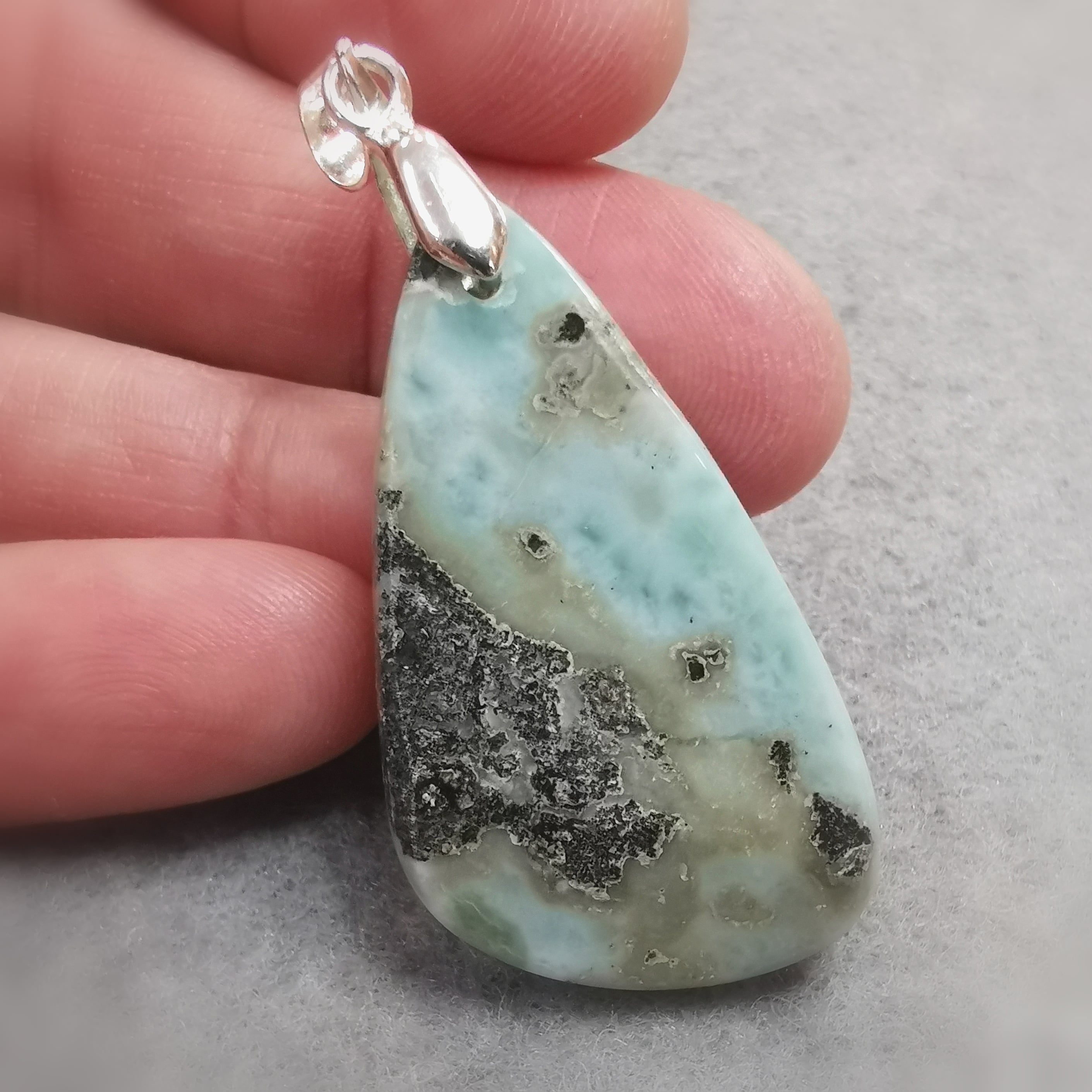 Larimar Anhänger – Edelstein Tropfen für Freiheit & Vertrauen