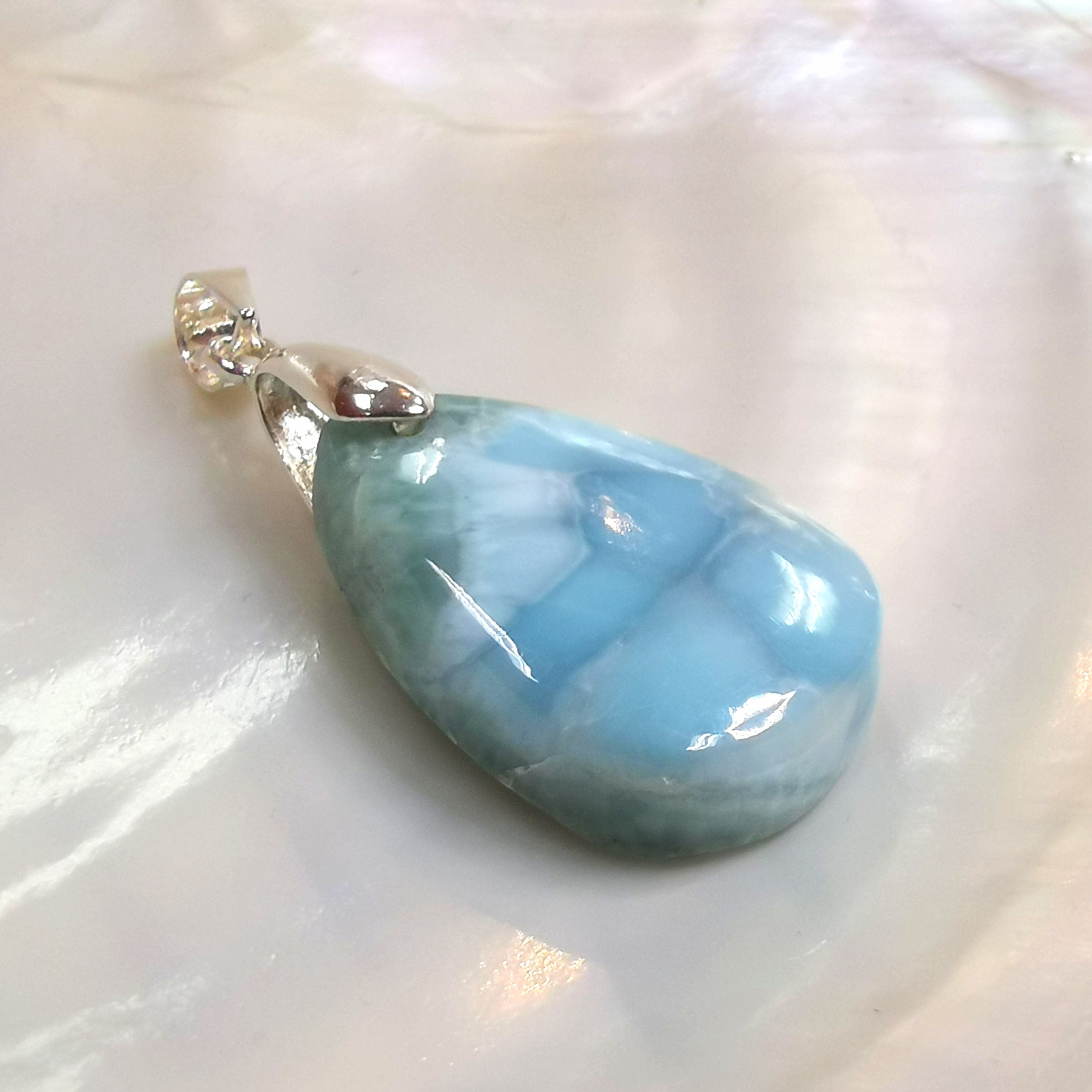 Colgante de piedra preciosa Larimar: consagrado para la libertad y la confianza