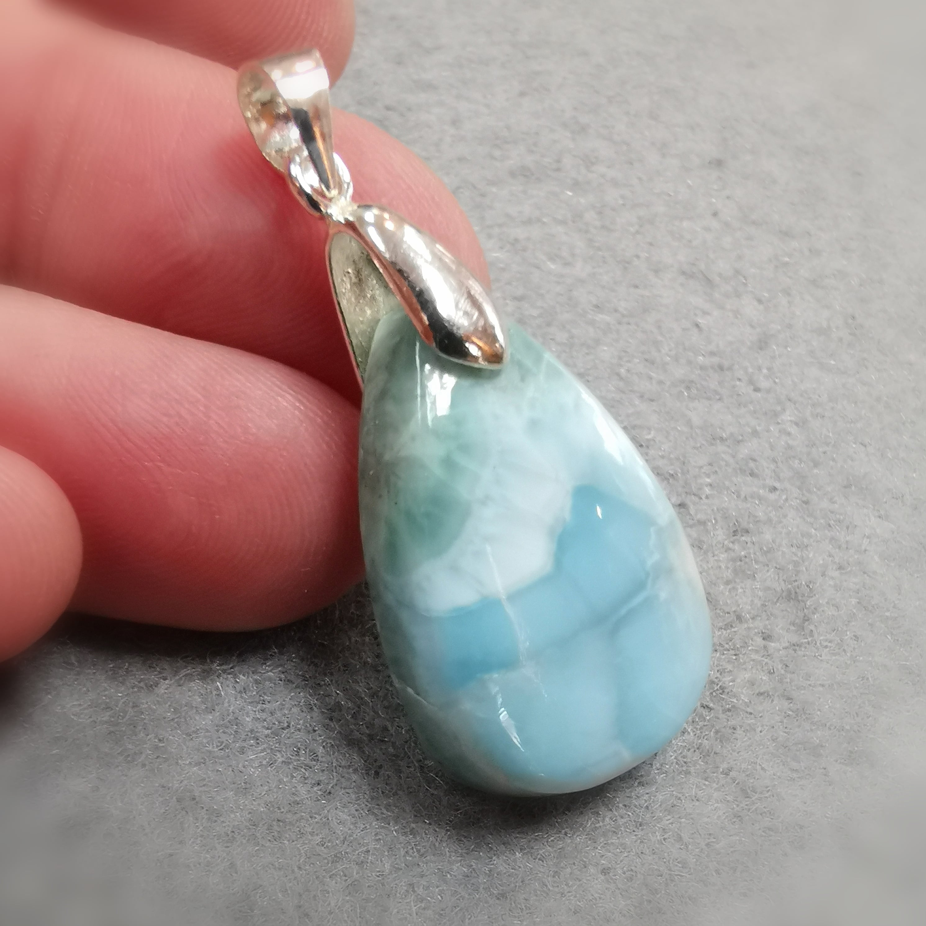 Colgante de piedra preciosa Larimar: consagrado para la libertad y la confianza