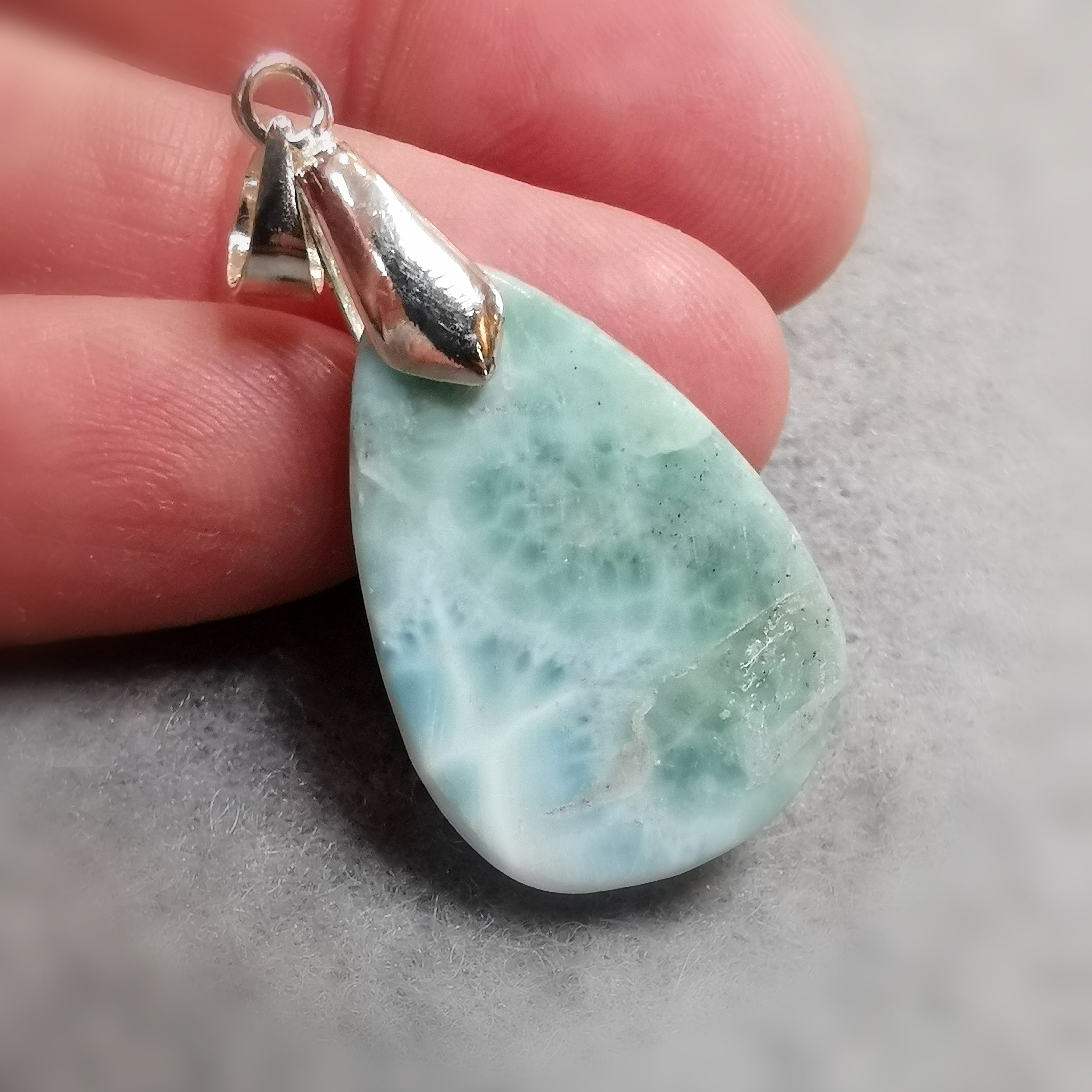Colgante de piedra preciosa Larimar: consagrado para la libertad y la confianza