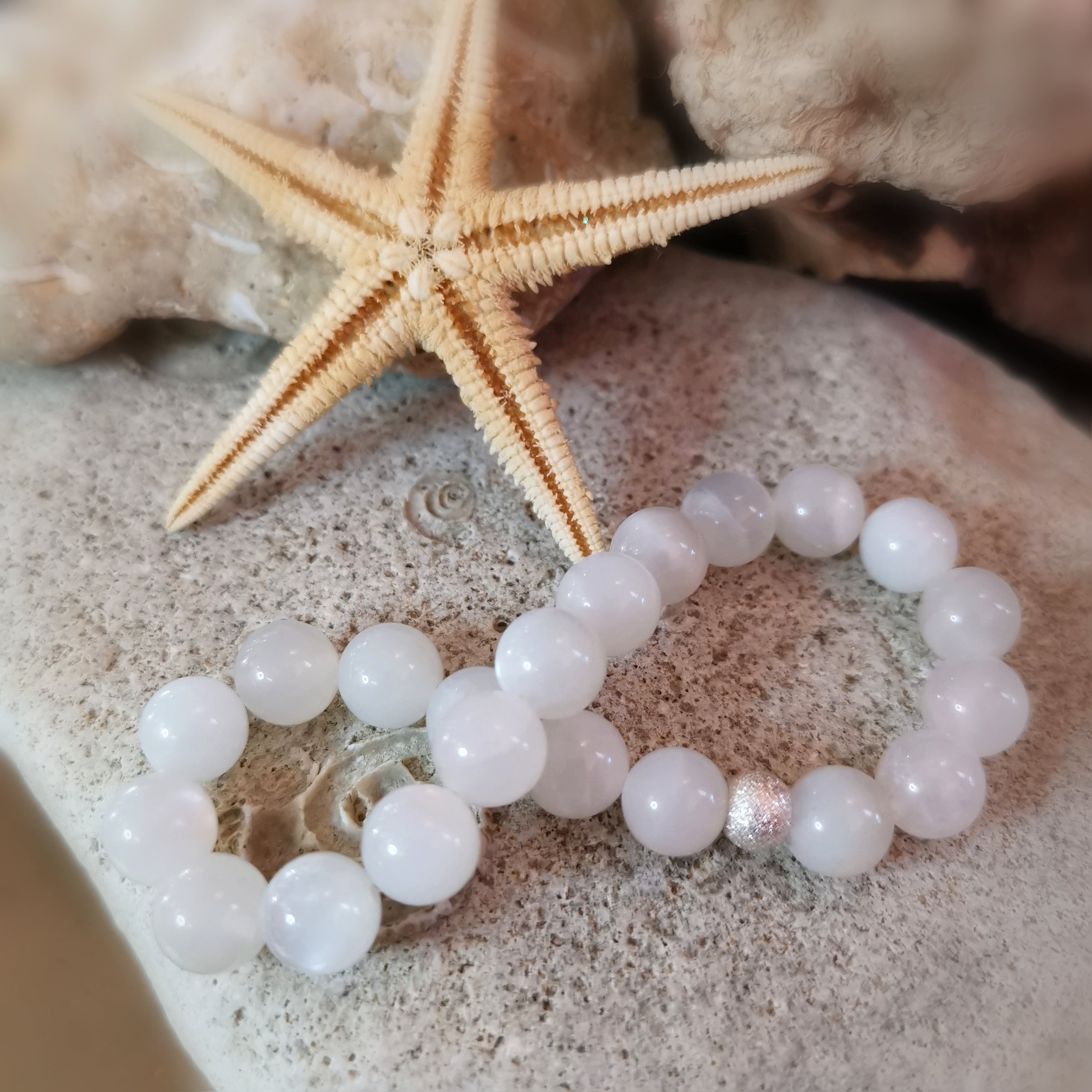 Mondstein Karma Edelstein Armband 8 mm – geweiht für Seelenkraft & weibliche Weisheit