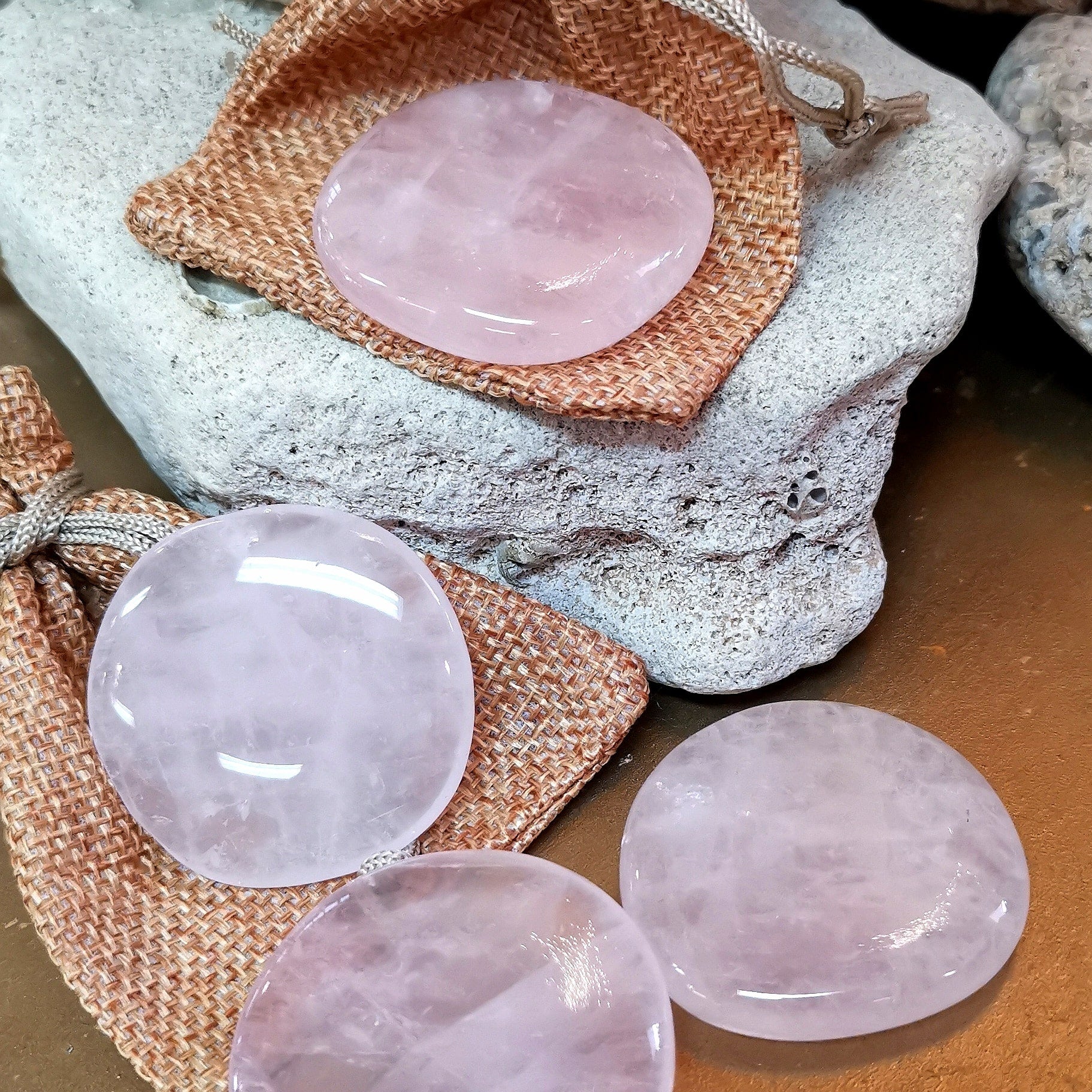 Rosenquarz Scheibensteine, Reiki & Meditation, Heilstein Handschmeichler in Jute