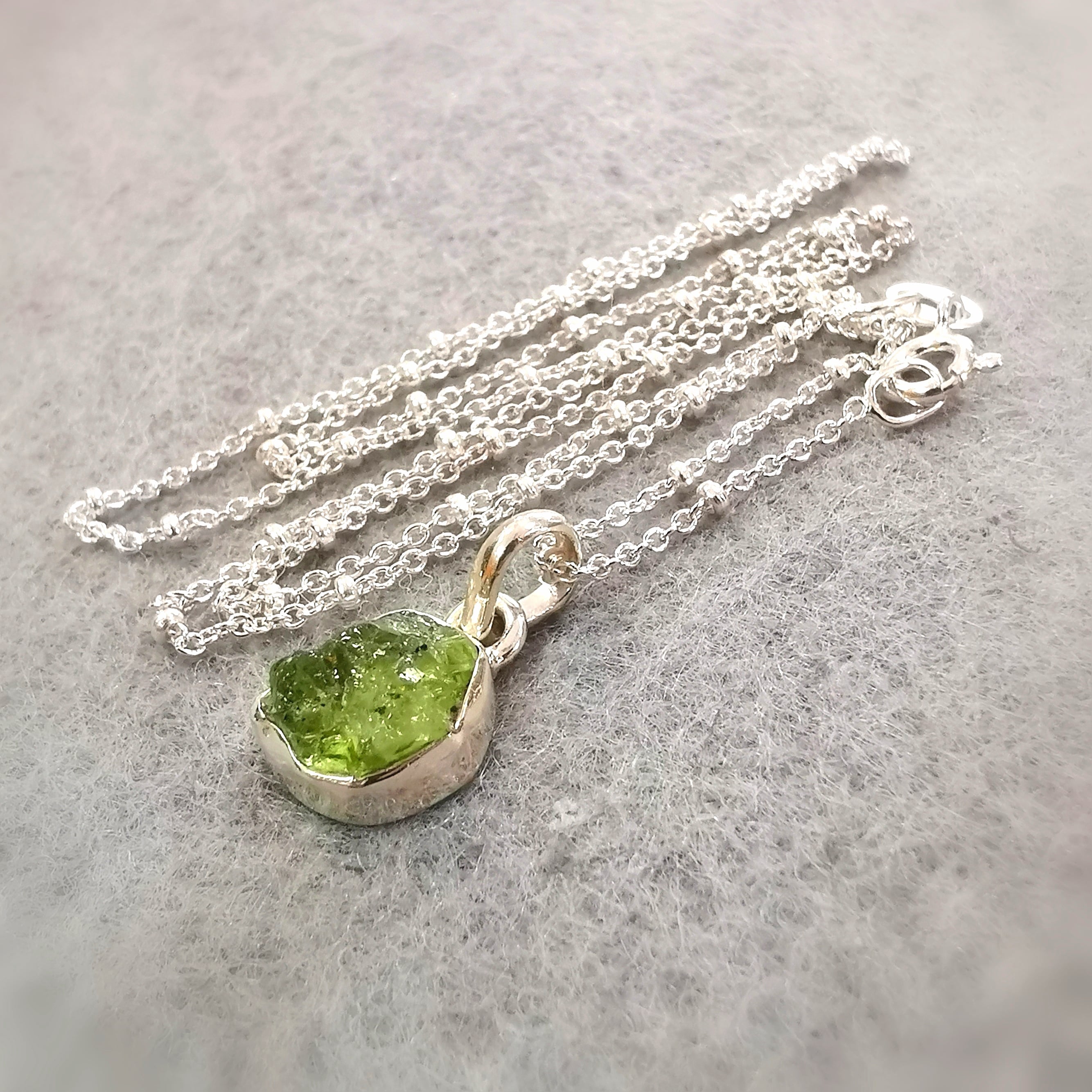 💚 Olivin Natur Rohstein Karma Kette – geweiht für neue Kraft, Licht & Lebensfreude