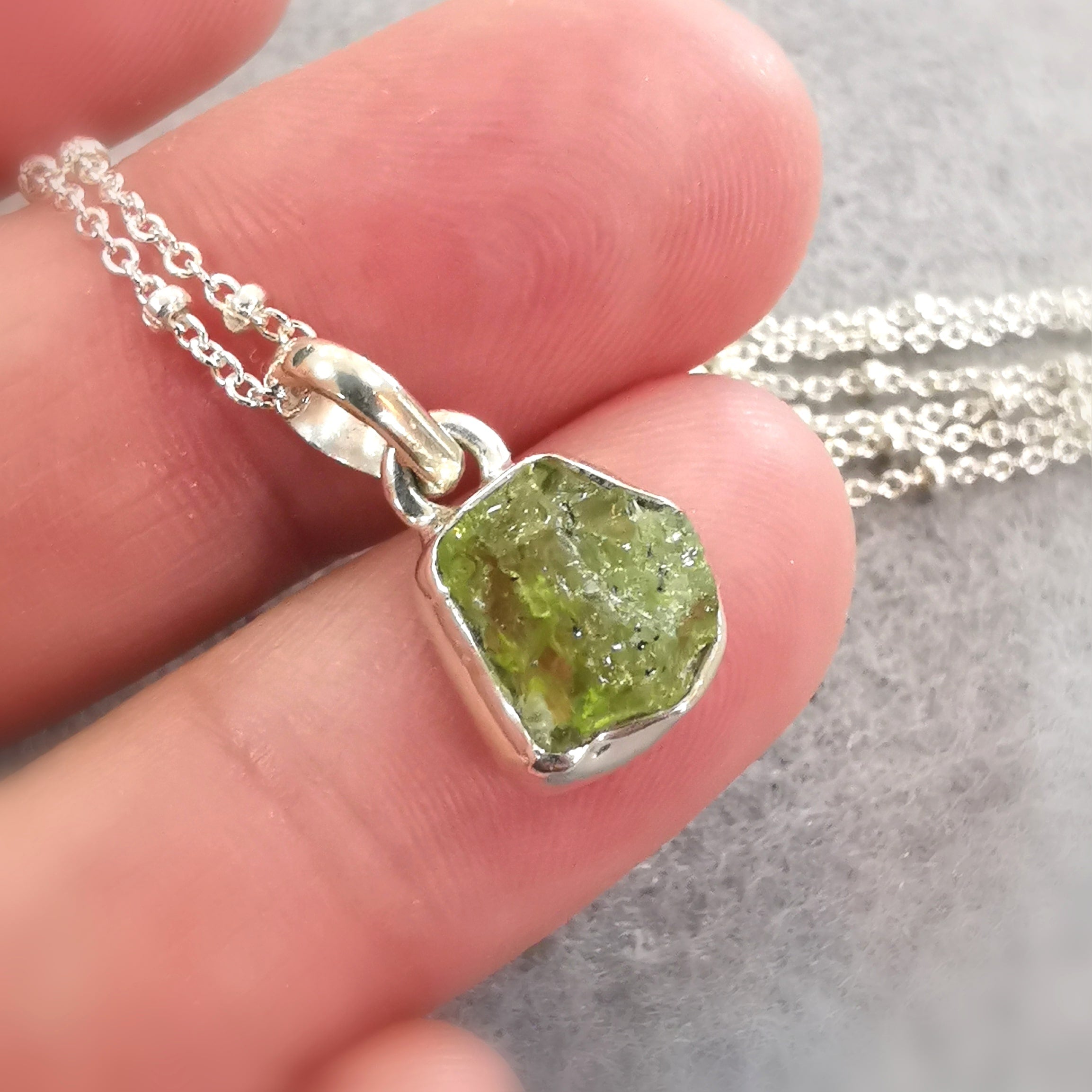 💚 Olivin Natur Rohstein Karma Kette – geweiht für neue Kraft, Licht & Lebensfreude