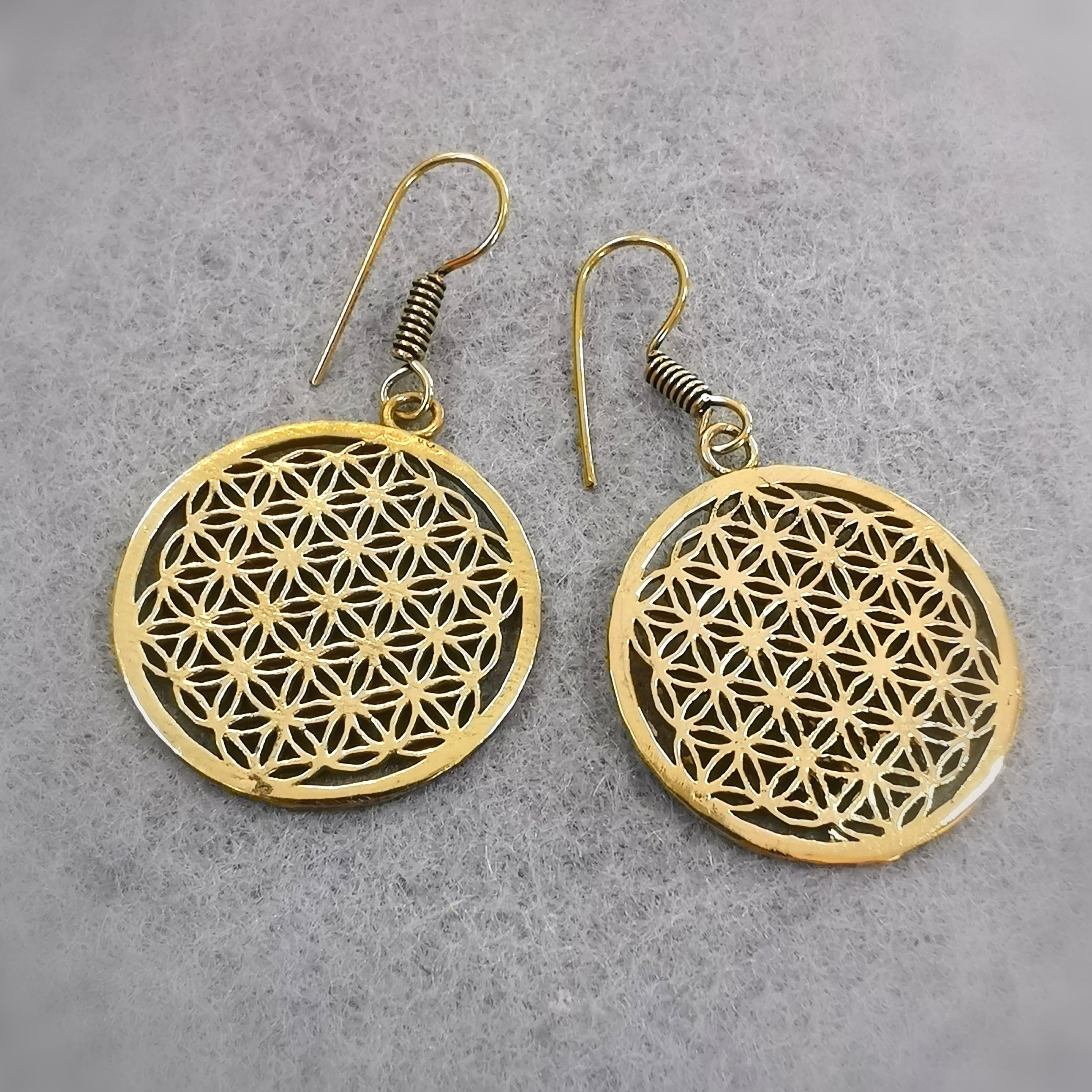 Pendientes Boho Flor de la Vida color dorado, acero inoxidable antialérgico: armonía, protección y luminosidad.