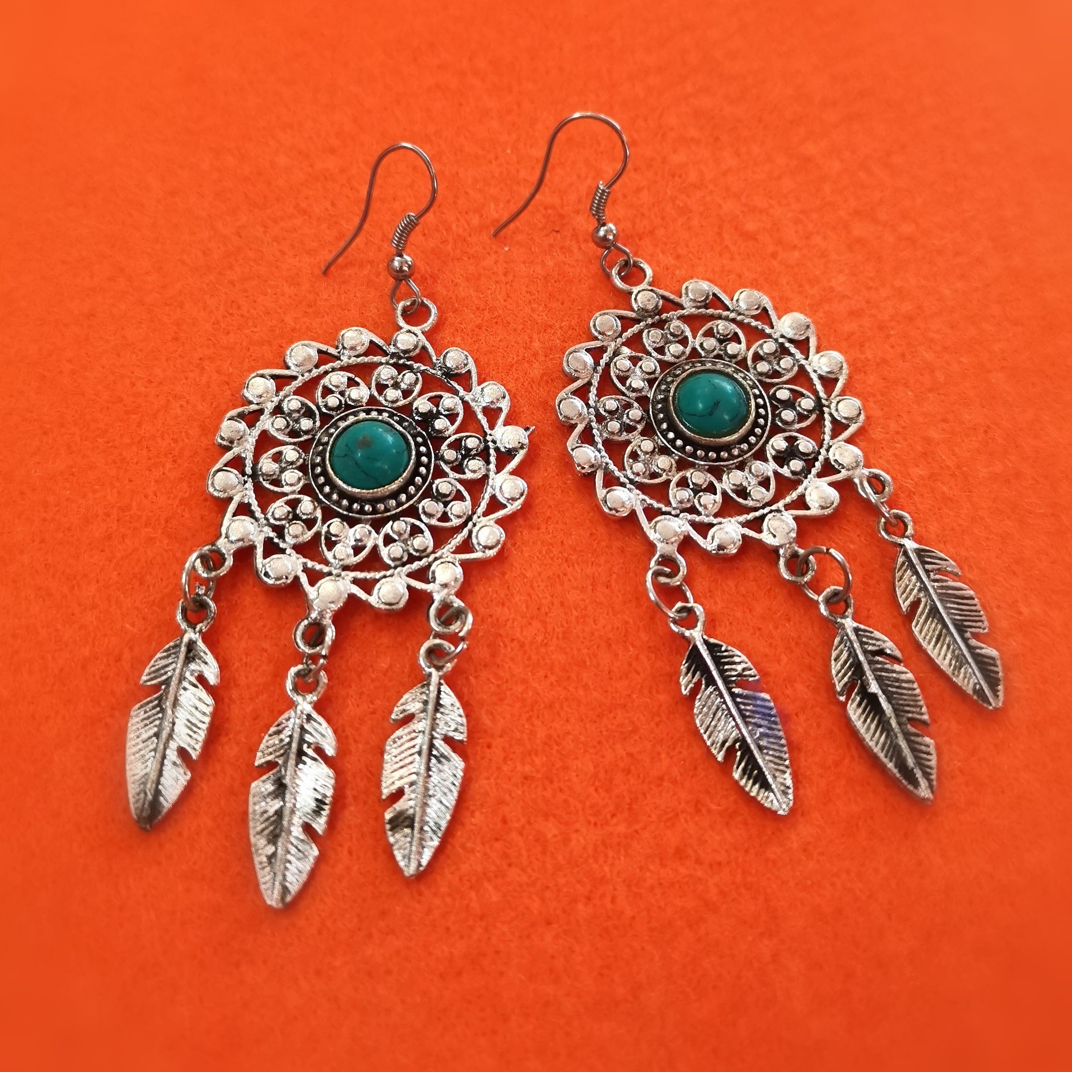 🪶 Pendientes de Plumas y Atrapasueños con Magnesita Turquesa – Libertad, Protección y Ligereza
