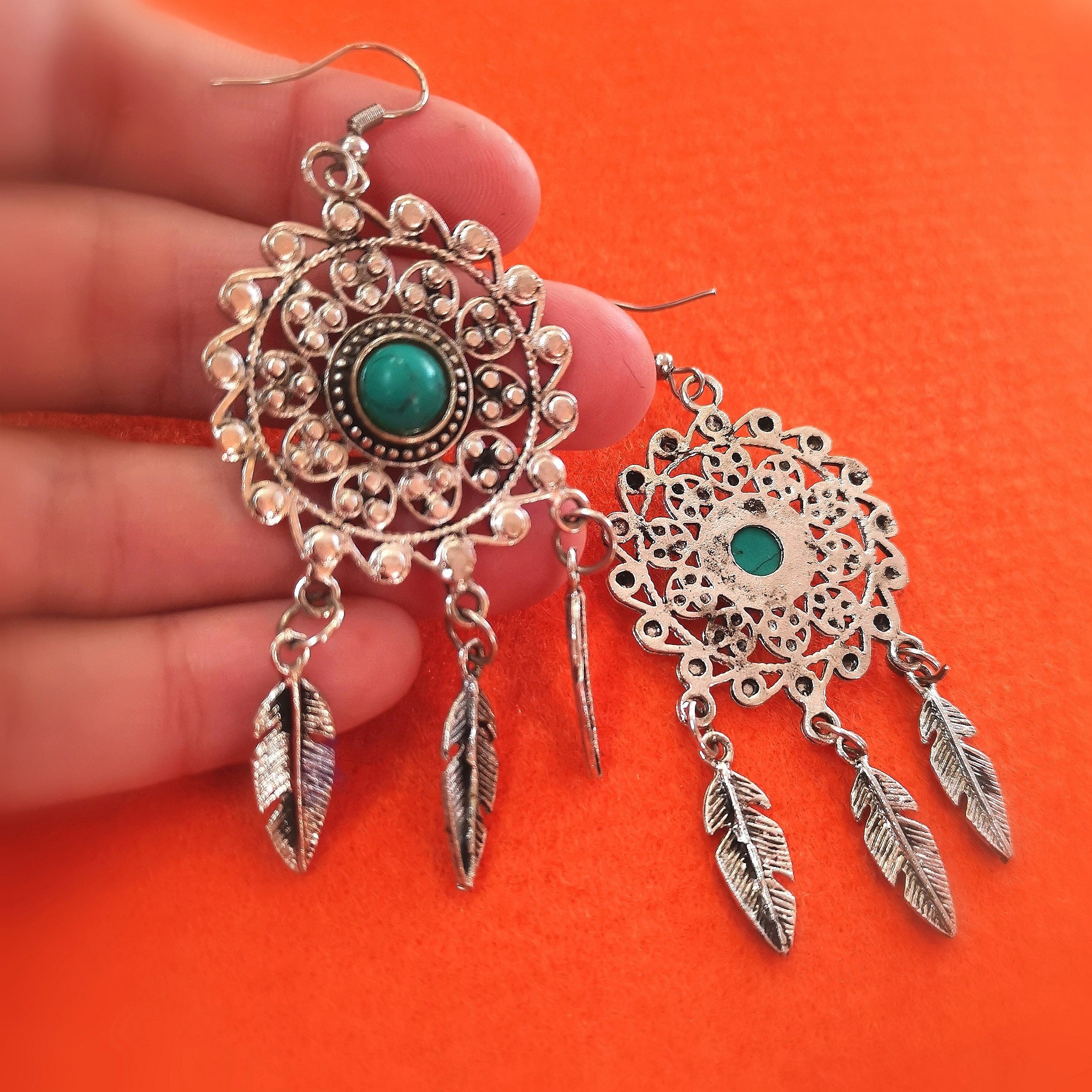 🪶 Pendientes de Plumas y Atrapasueños con Magnesita Turquesa – Libertad, Protección y Ligereza