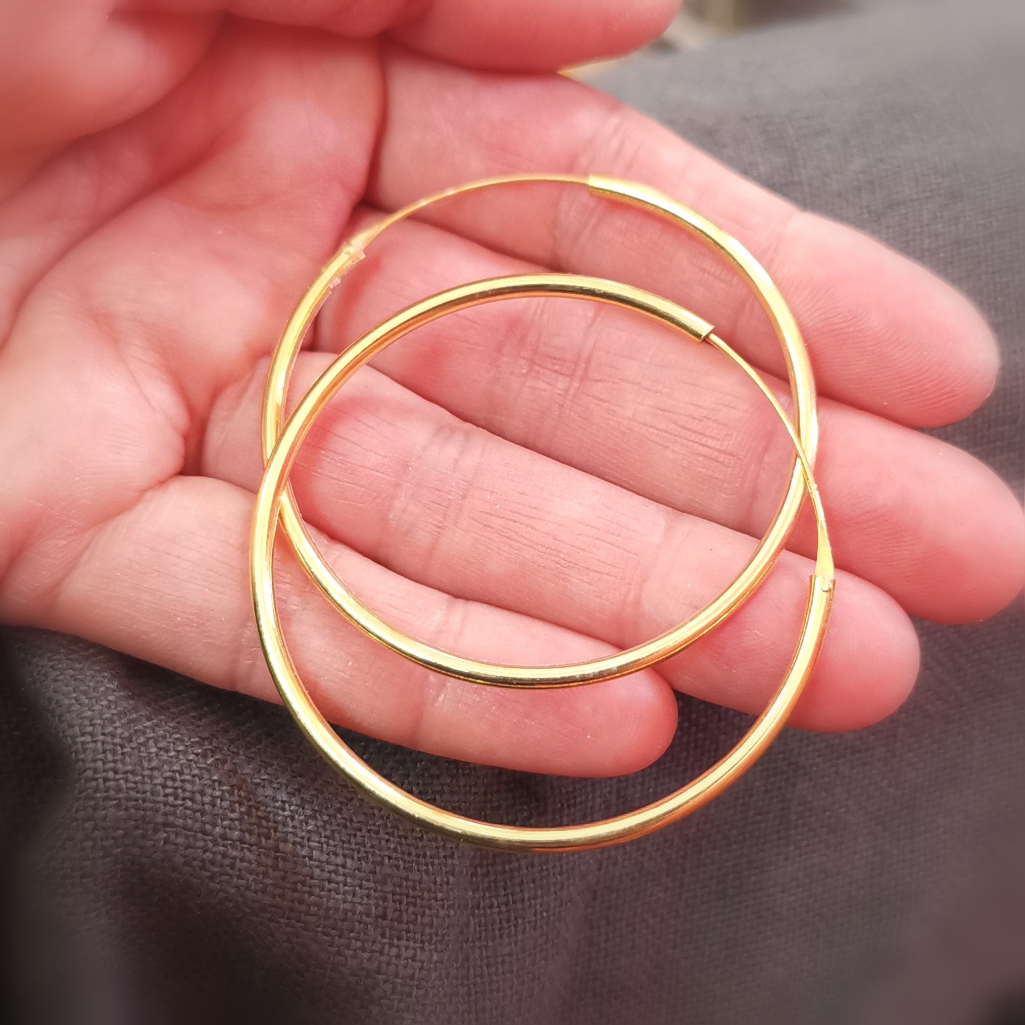 Gold Creolen Hoops Ohrringe, edler Hippie Ohrschmuck 50 mm vergoldet, Sonne im Blick & Frieden in der Seele