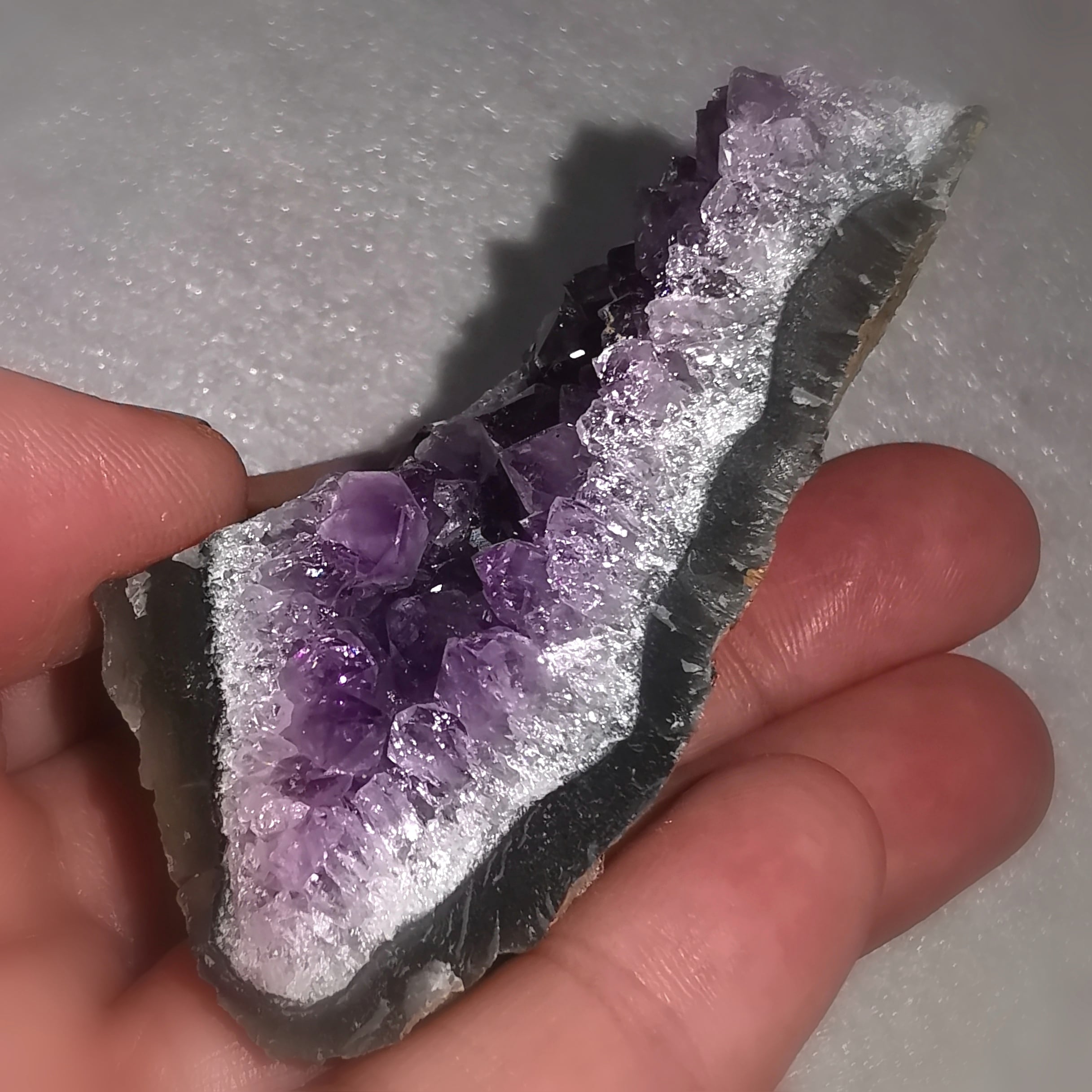 Pieza drusa de cristal de roca amatista: consagrada para la espiritualidad y la armonía interior
