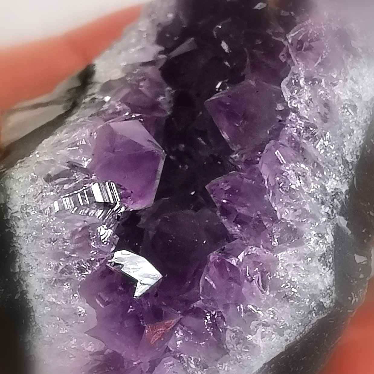 Pieza drusa de cristal de roca amatista: consagrada para la espiritualidad y la armonía interior