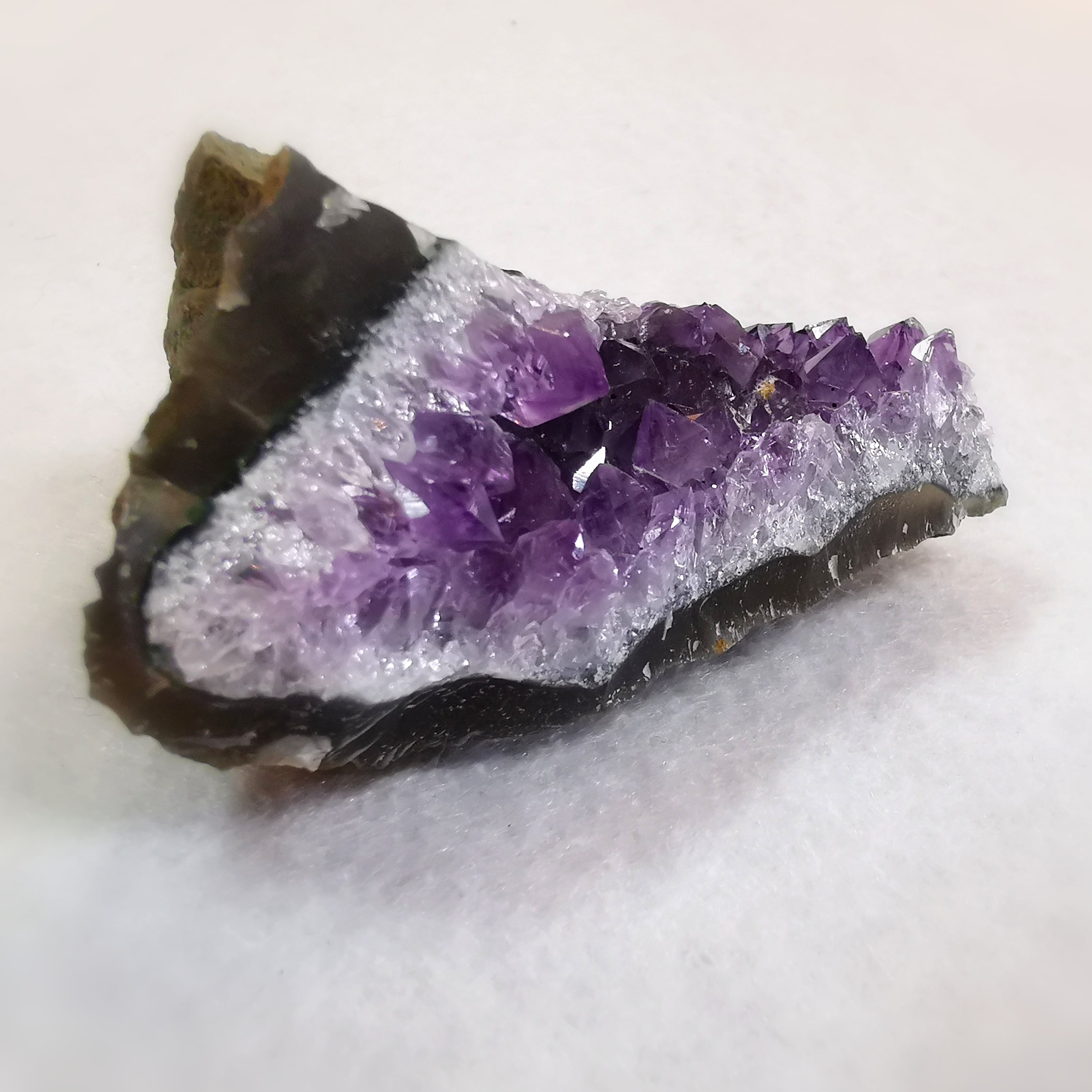 Pieza drusa de cristal de roca amatista: consagrada para la espiritualidad y la armonía interior