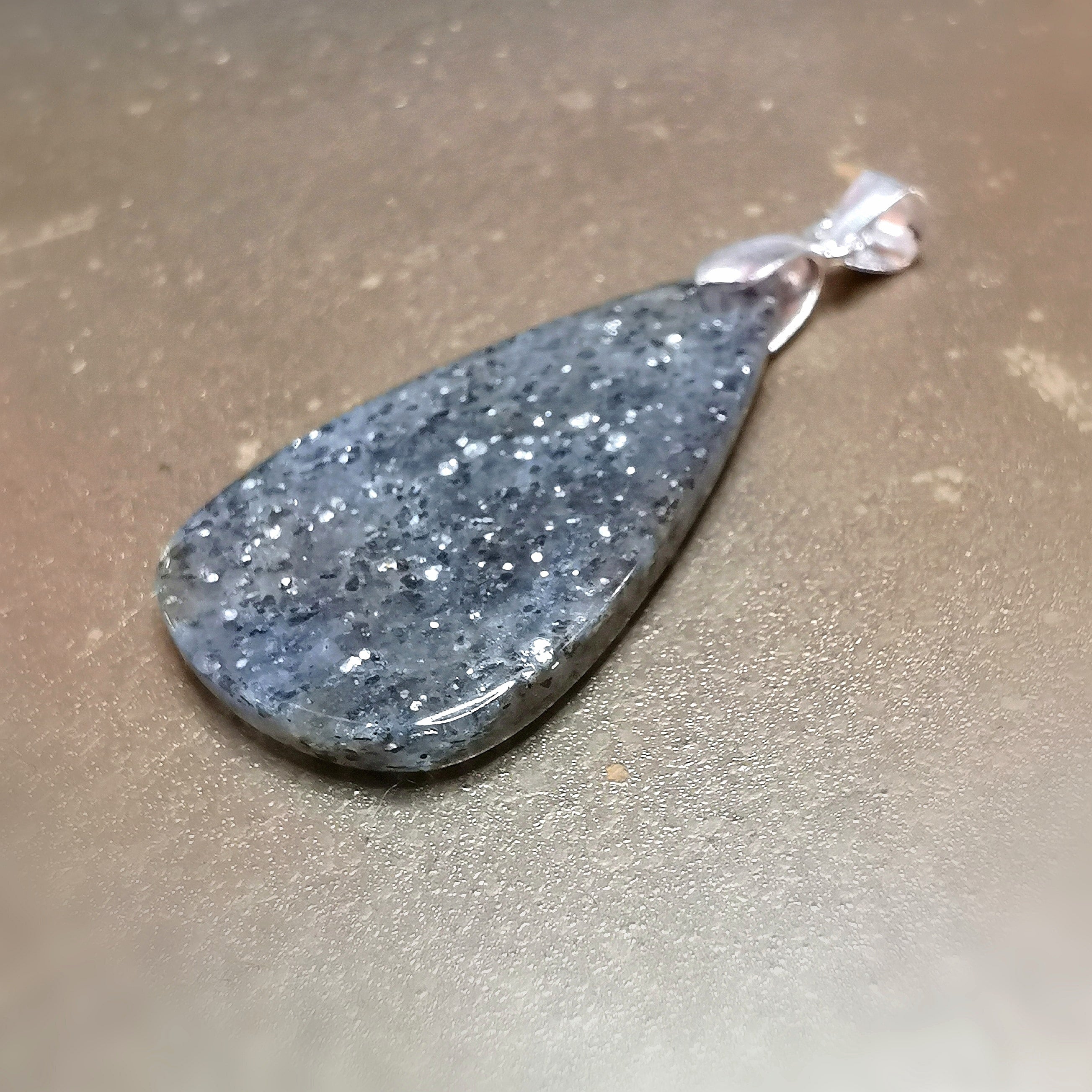 Pyrit in Bergkristall Edelstein Anhänger Rarität – geweiht für Mut, Hoffnung & innere Stärke