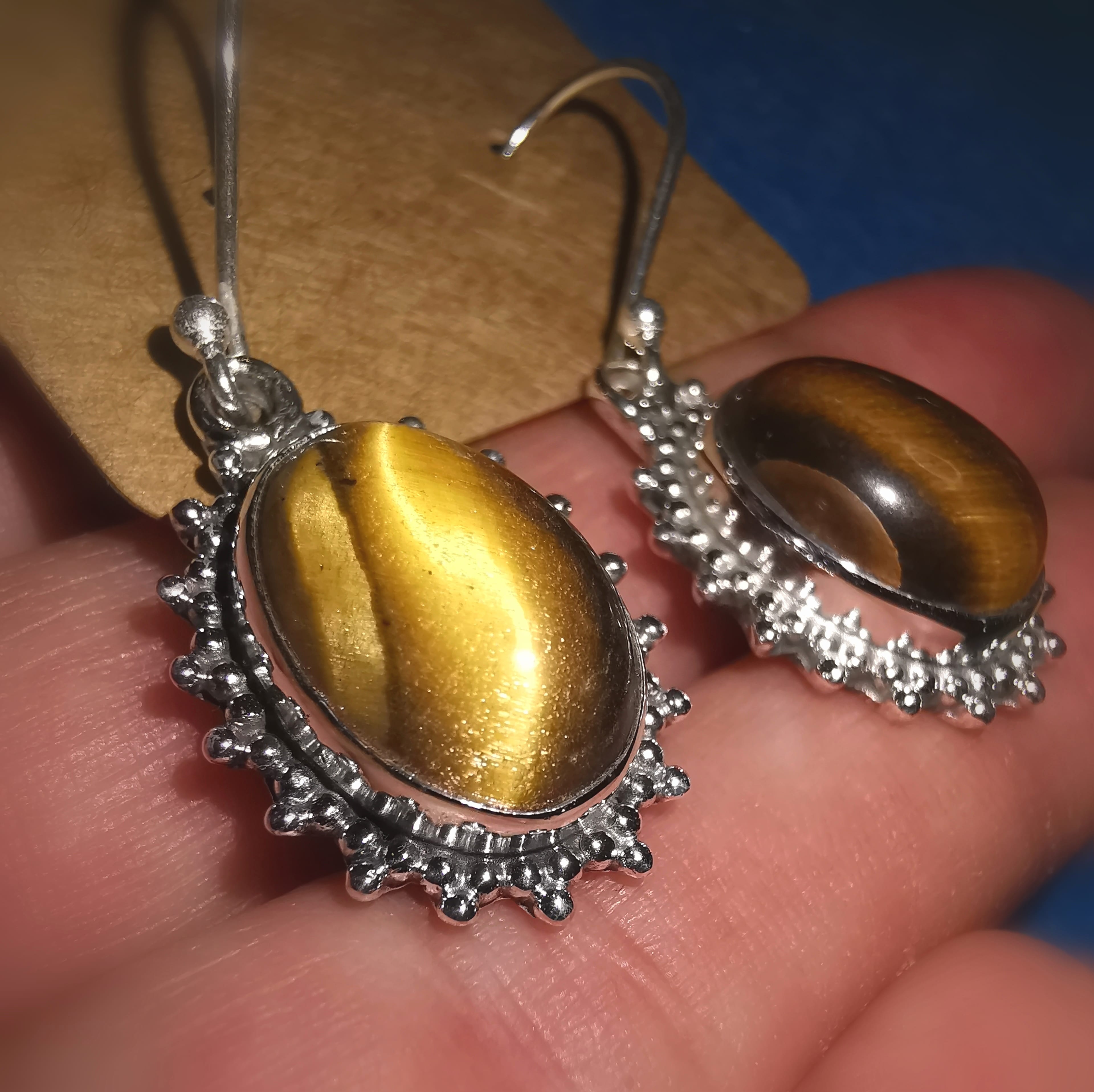 Tigerauge Edelstein Ohrringe Bali Style oval – geweiht für Mut, Stabilität & innere Klarheit