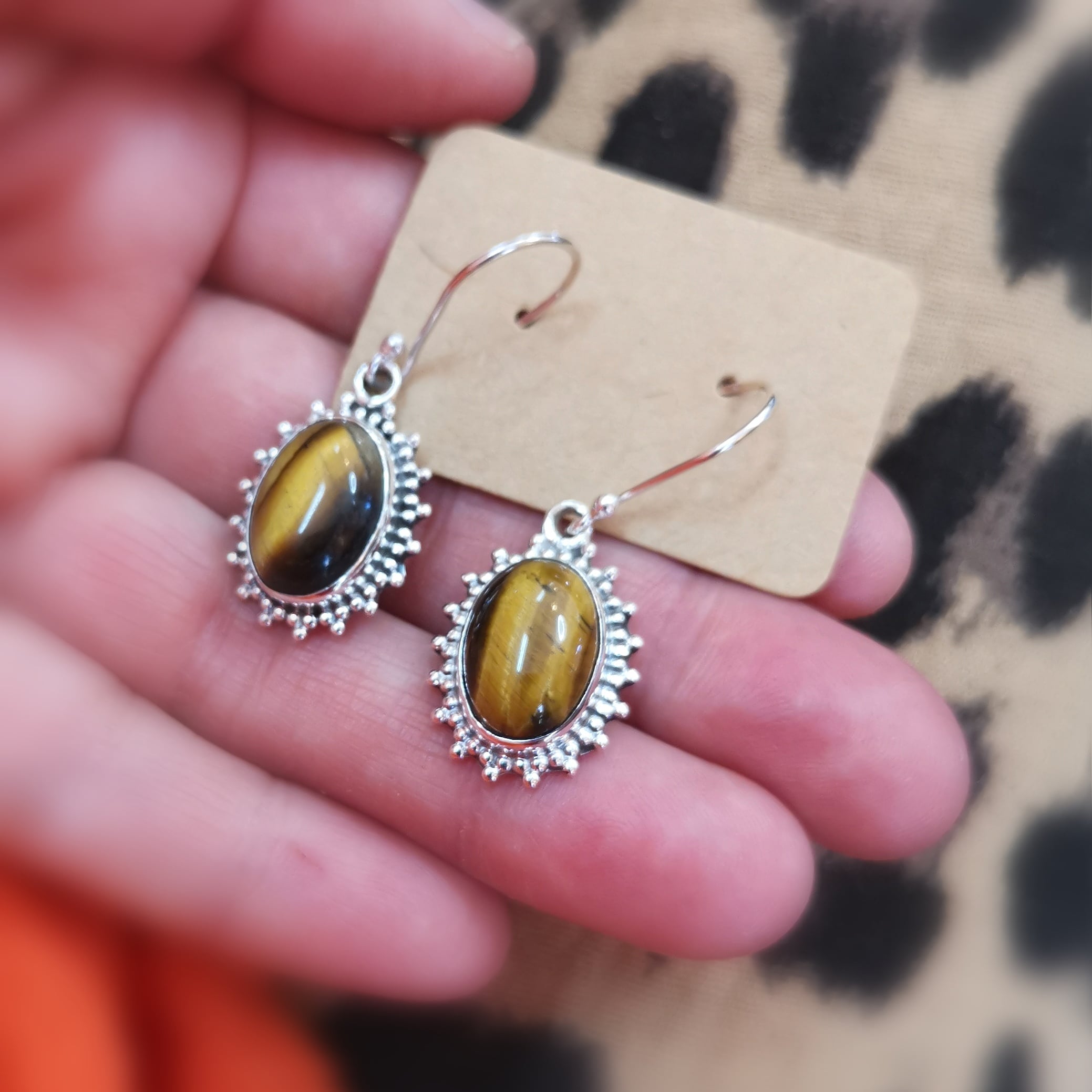 Tigerauge Edelstein Ohrringe Bali Style oval – geweiht für Mut, Stabilität & innere Klarheit