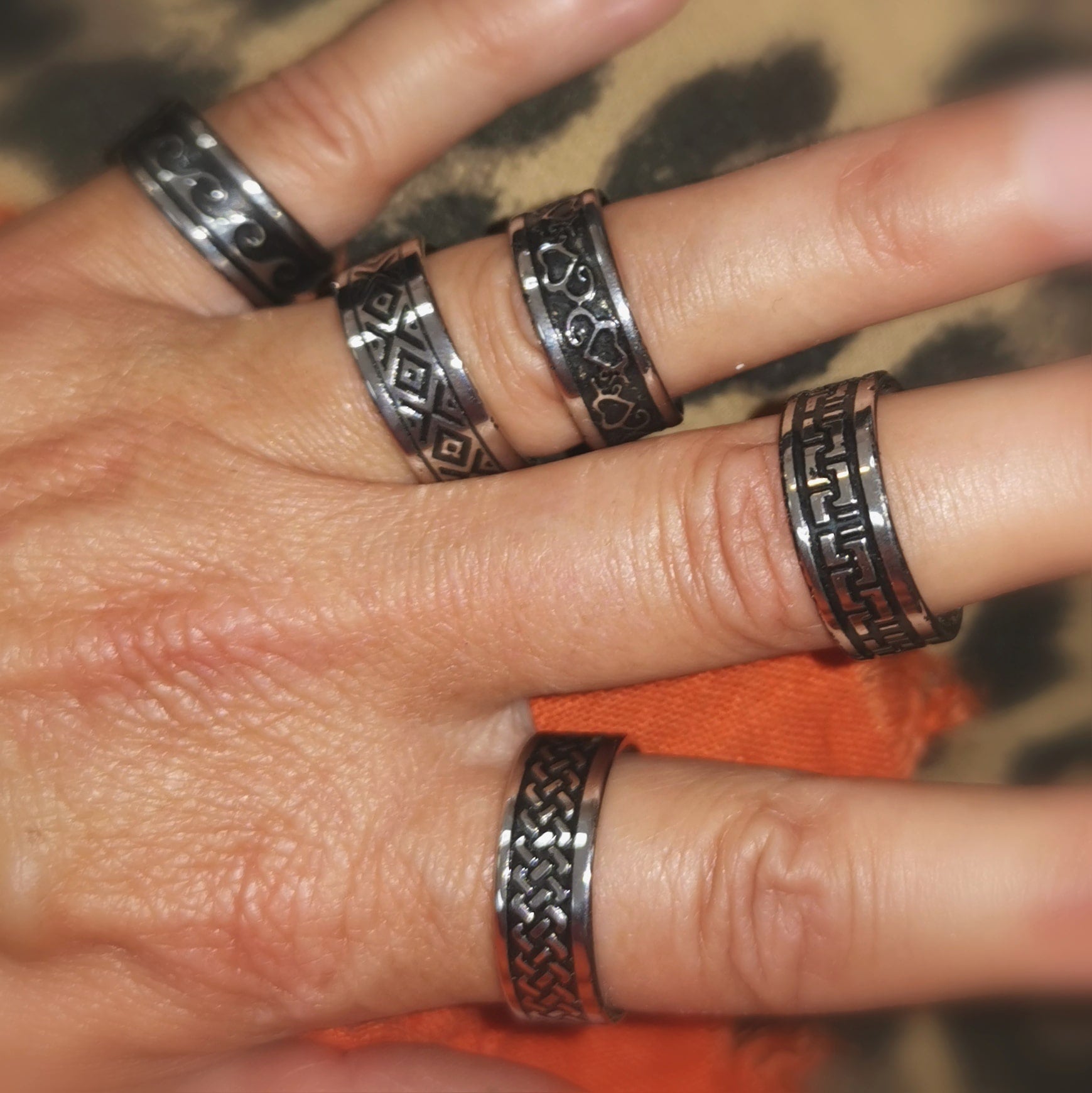 Anillo de acero inoxidable con estampado étnico: símbolo de fuerza, expresión y conexión cultural.