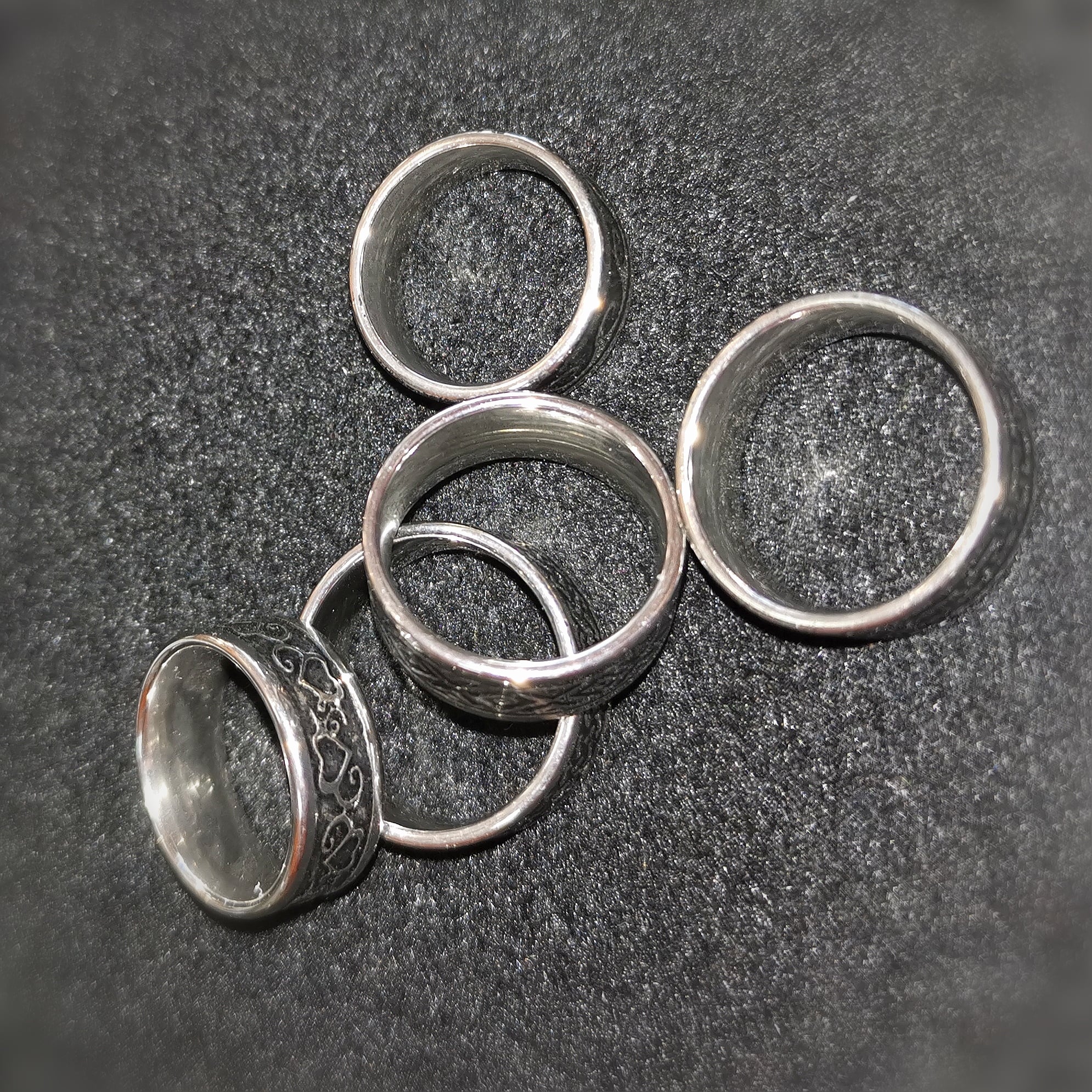 Anillo de acero inoxidable con estampado étnico: símbolo de fuerza, expresión y conexión cultural.