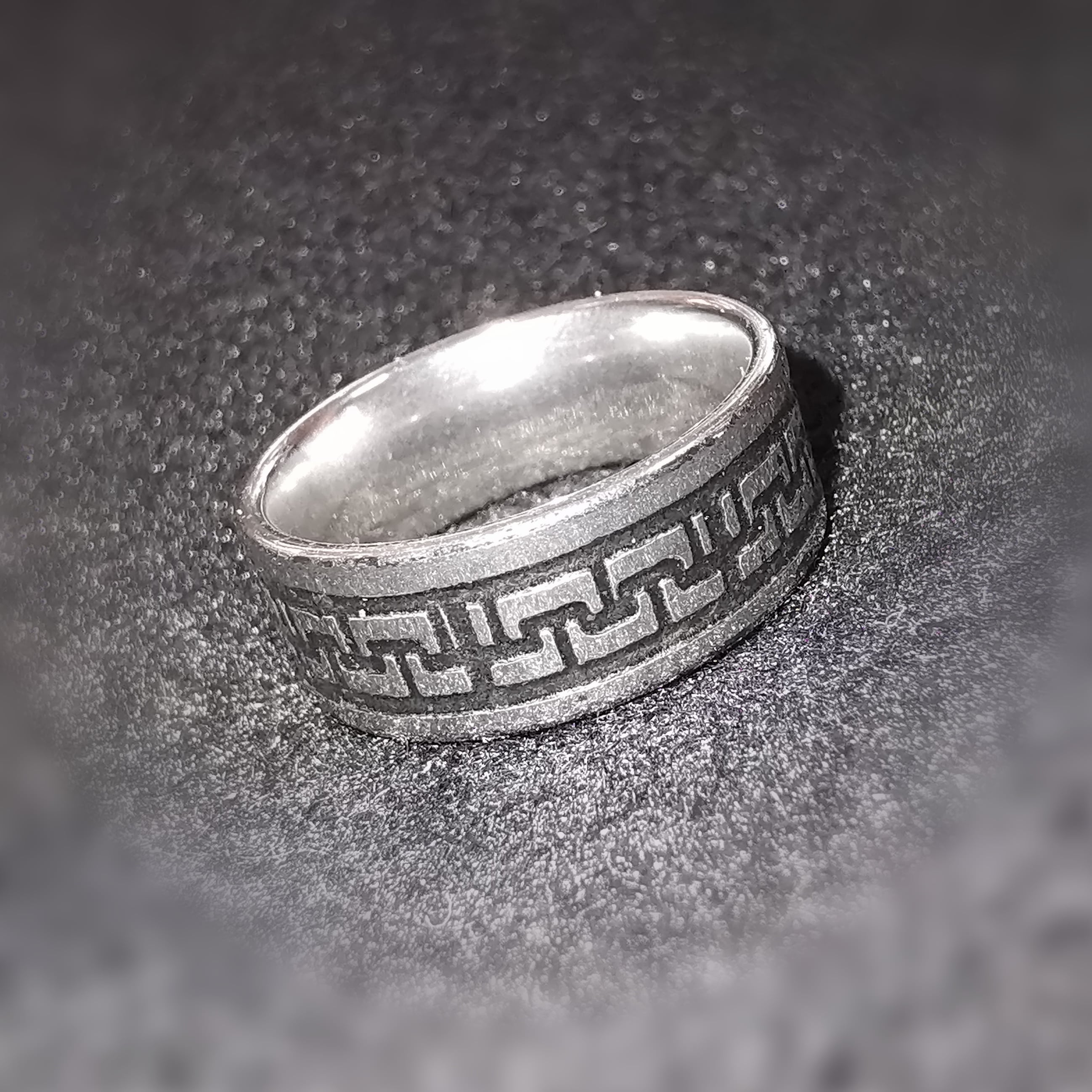 Anillo de acero inoxidable con estampado étnico: símbolo de fuerza, expresión y conexión cultural.