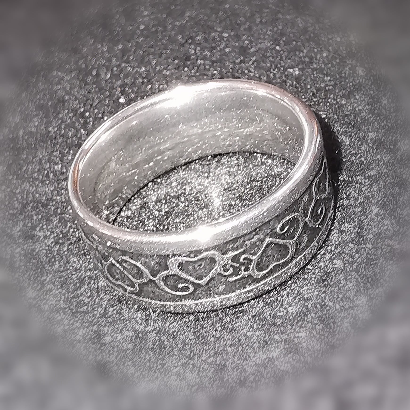 Anillo de acero inoxidable con estampado étnico: símbolo de fuerza, expresión y conexión cultural.