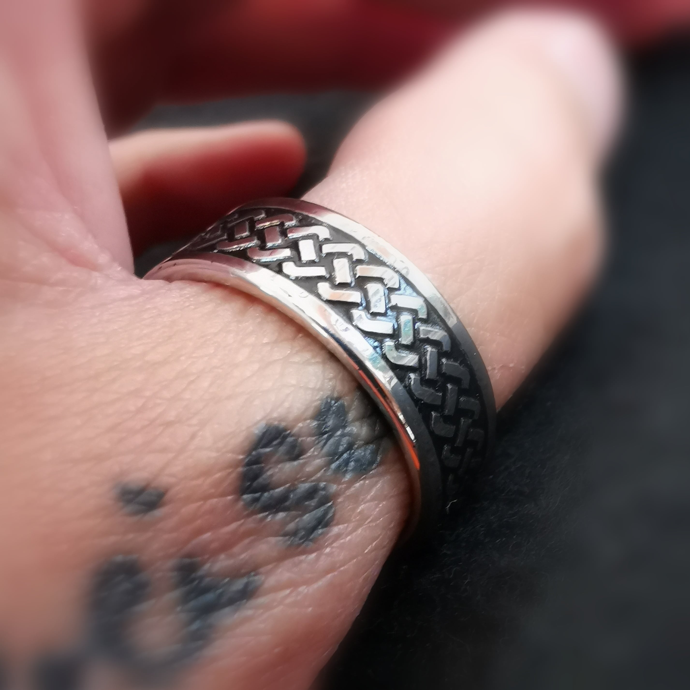 Anillo de acero inoxidable con estampado étnico: símbolo de fuerza, expresión y conexión cultural.
