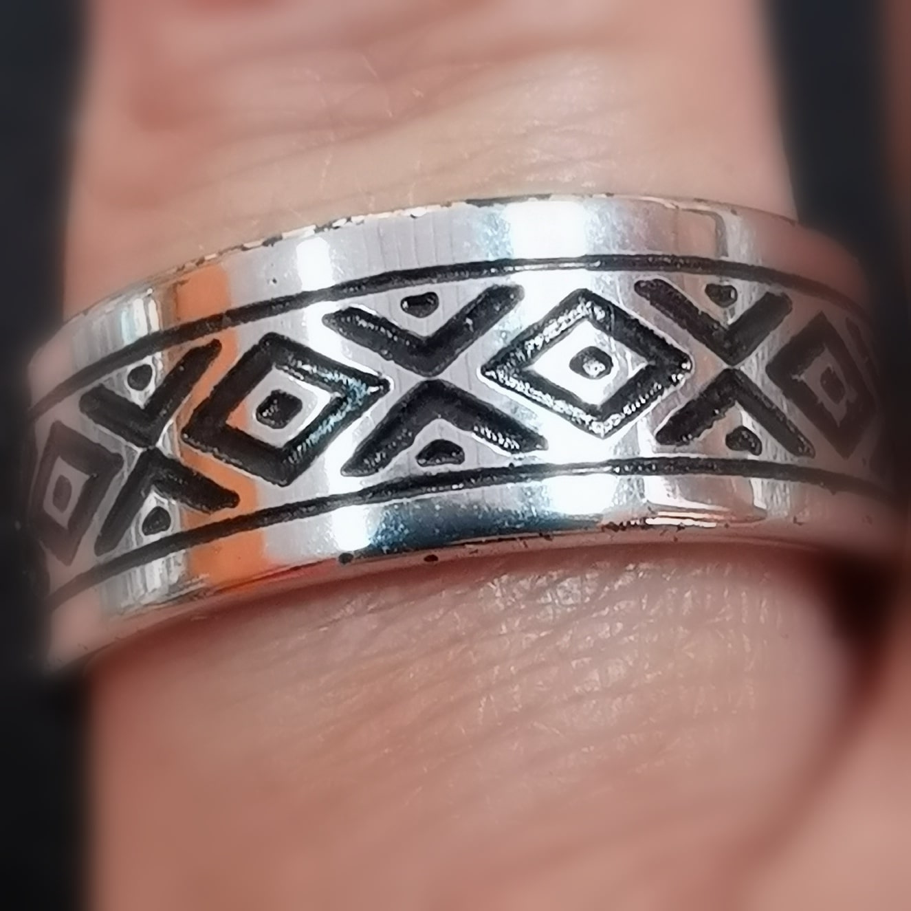 Anillo de acero inoxidable con estampado étnico: símbolo de fuerza, expresión y conexión cultural.