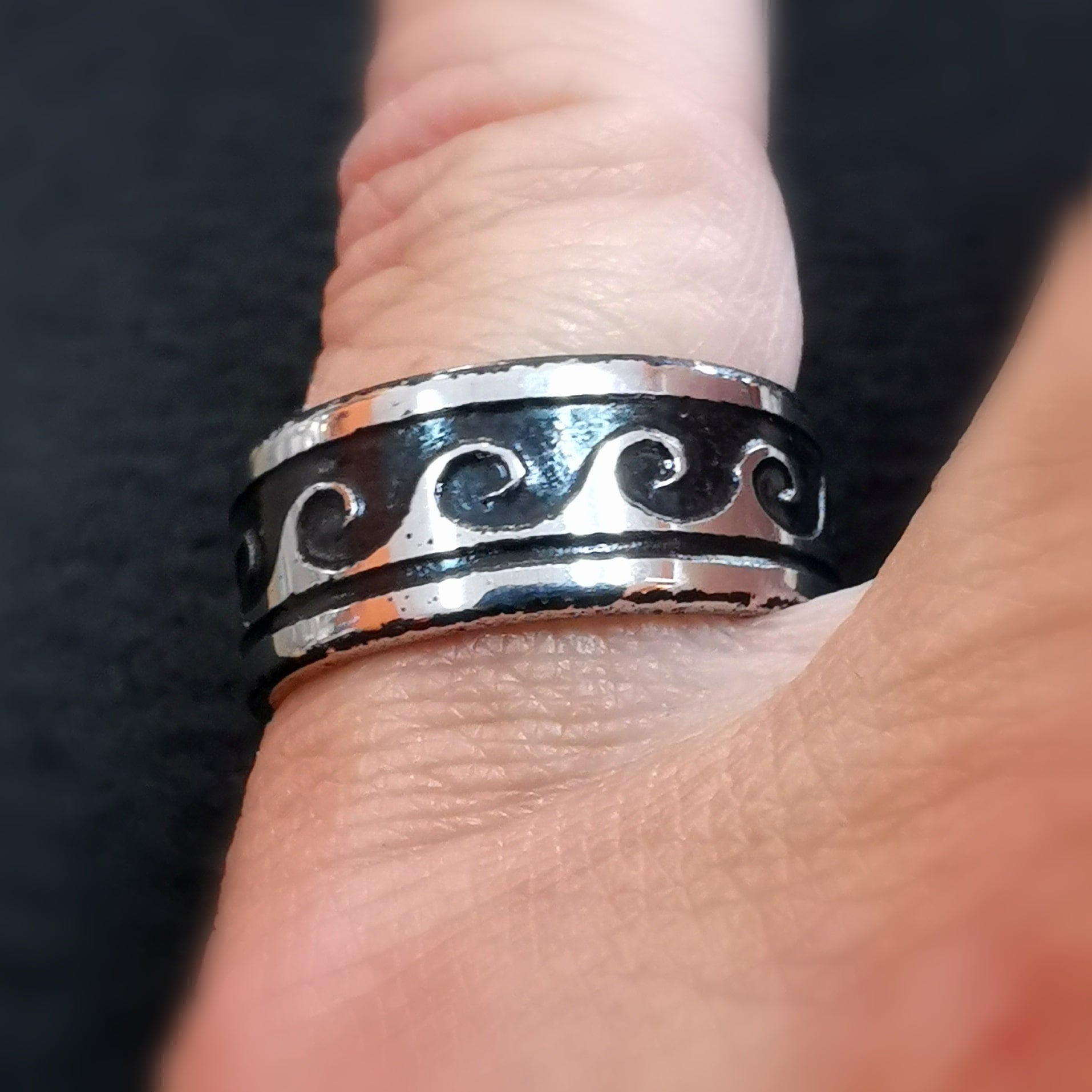 Anillo de acero inoxidable con estampado étnico: símbolo de fuerza, expresión y conexión cultural.