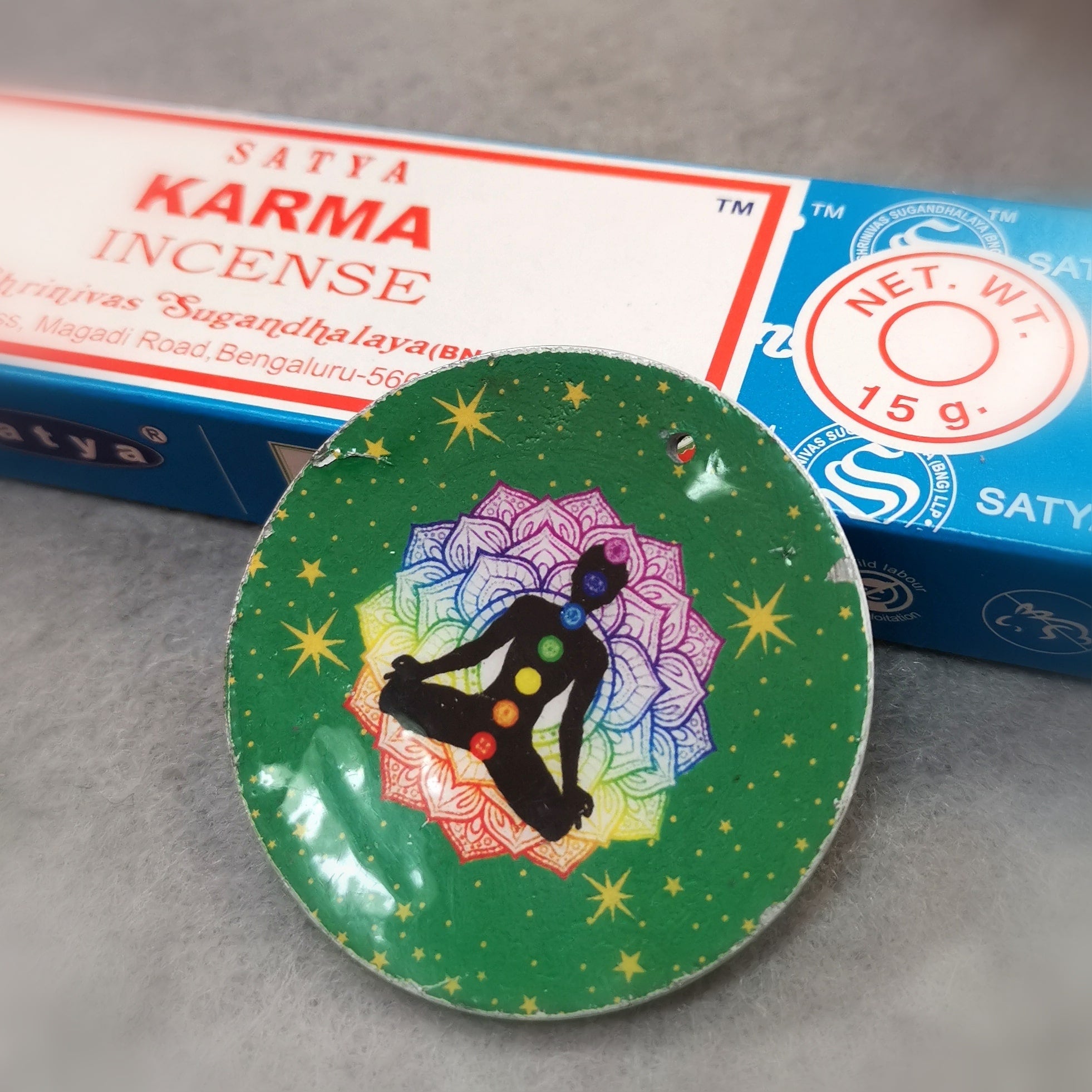 Räucherset Karma – Satya Räucherstäbchen & Halter im Chakra-Design