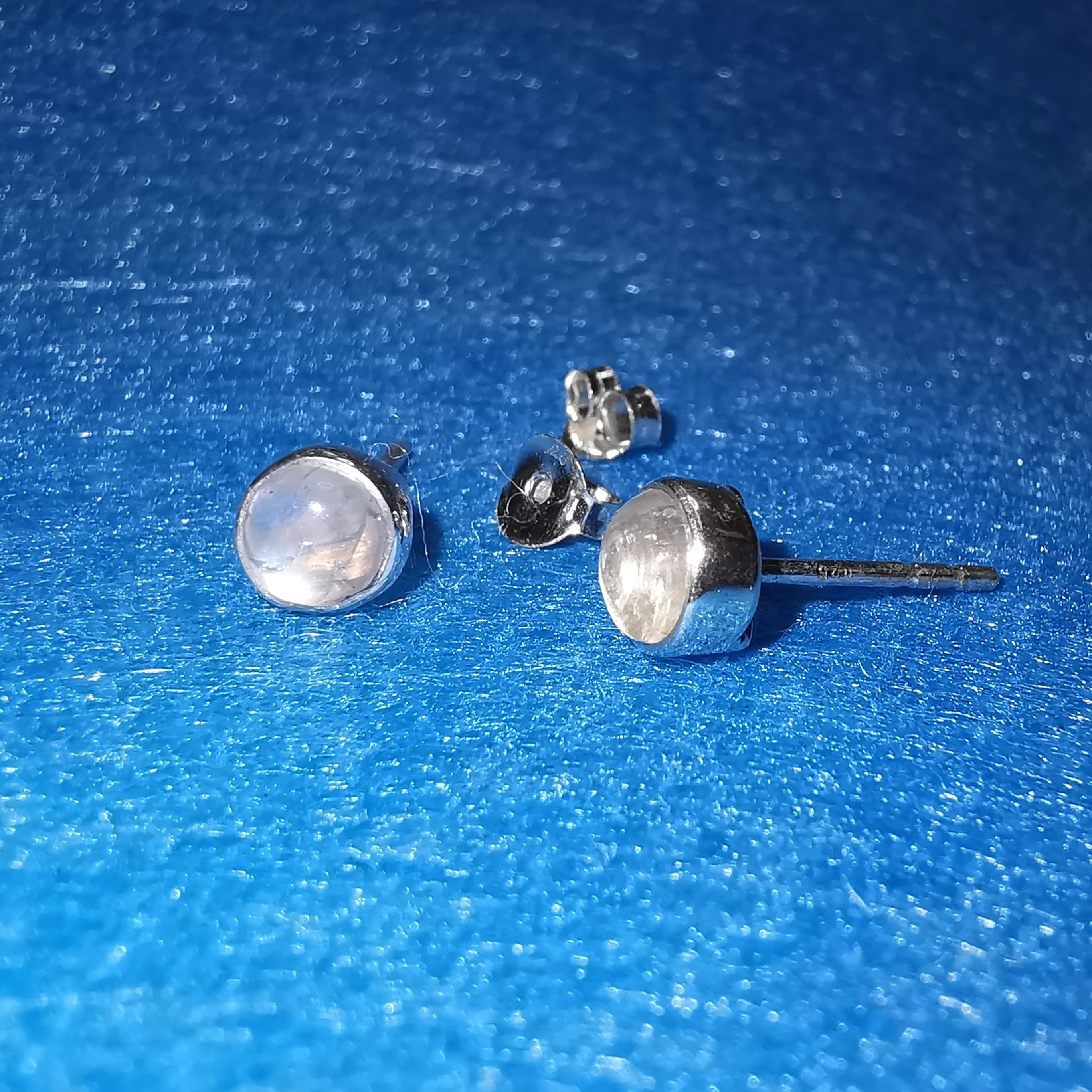🌙 Regenbogen-Mondstein Edelstein Ohrstecker – geweiht für Lebenslust, Intuition & gelebte Weiblichkeit