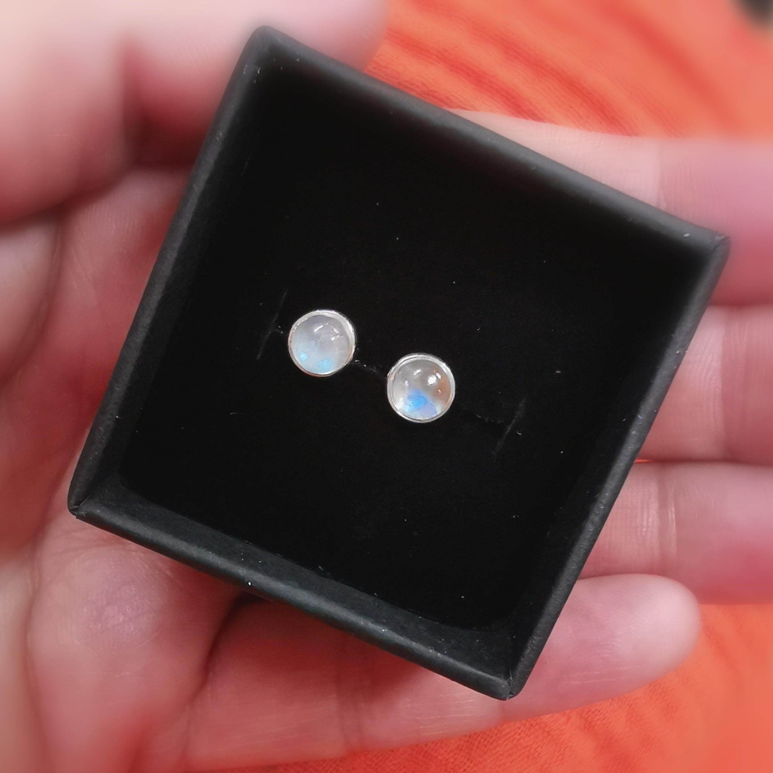 🌙 Regenbogen-Mondstein Edelstein Ohrstecker – geweiht für Lebenslust, Intuition & gelebte Weiblichkeit