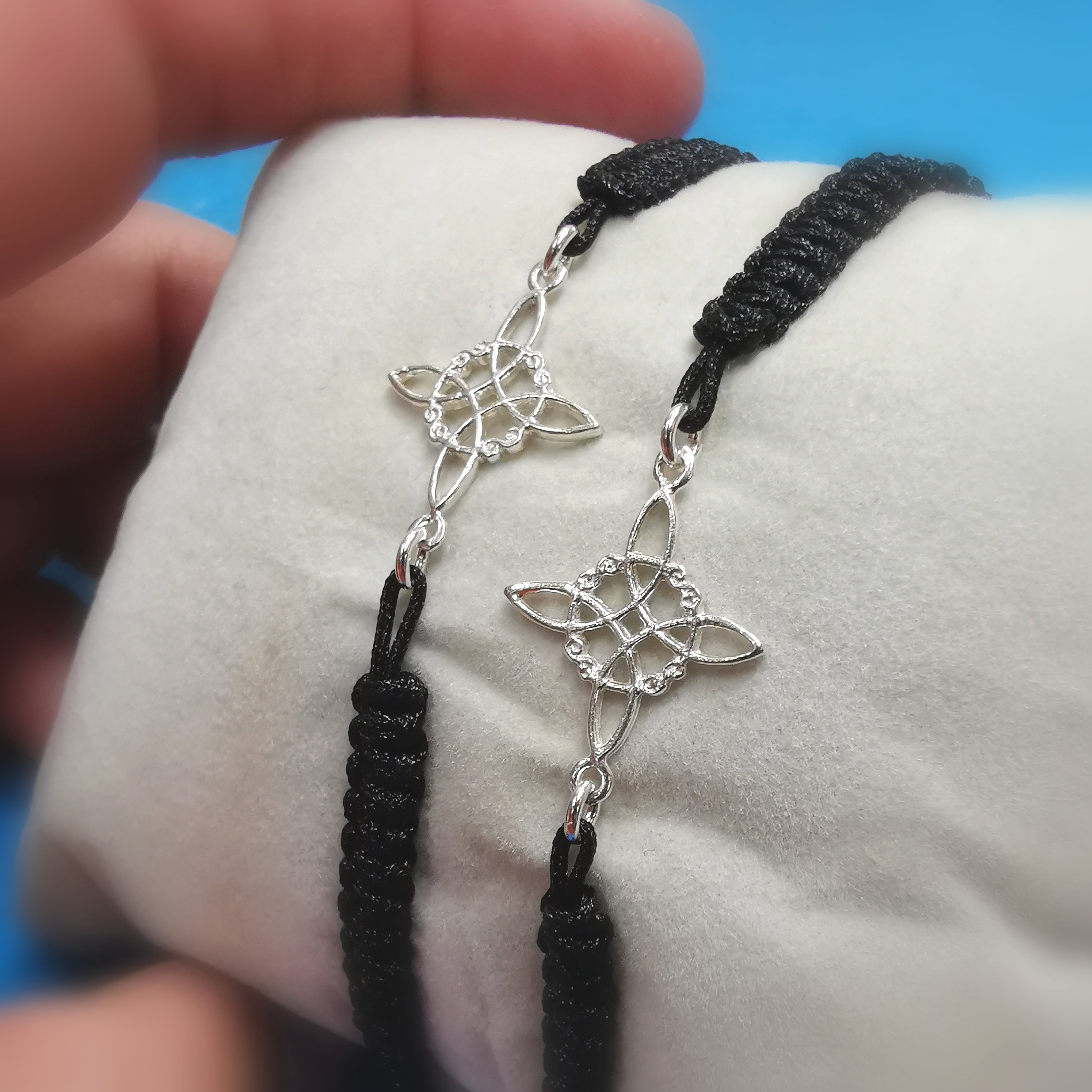 Pulsera de macramé con nudo de bruja negra: protección, feminidad y conocimiento ancestral
