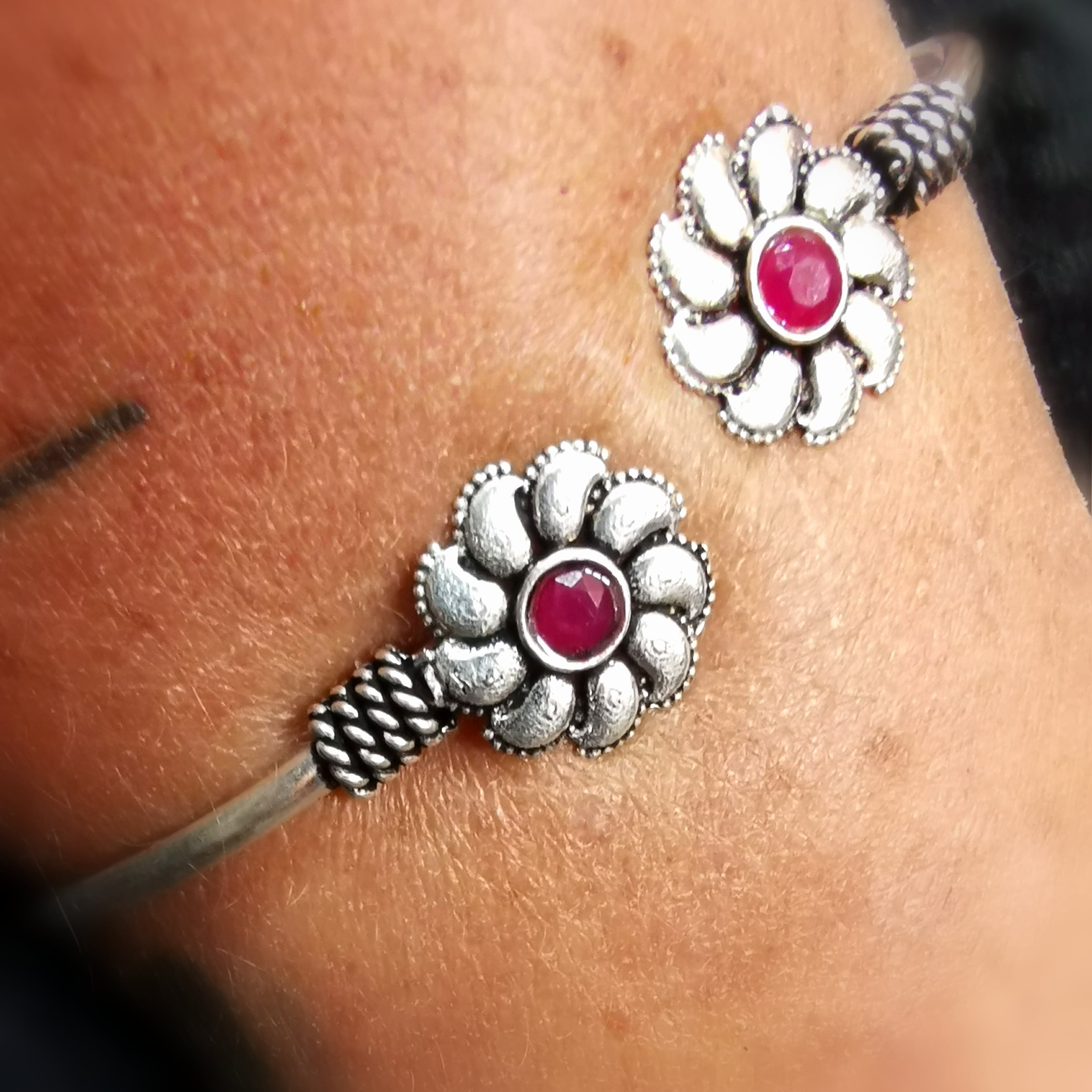 ❤️🔥 Boho Armspange mit rotem Korund – Talisman für Lebensfreude & Stärke