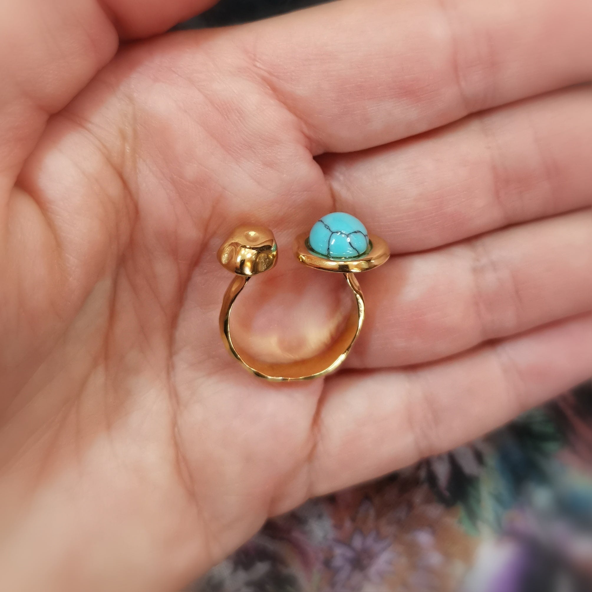 Howlith Türkis Boho Ring – goldfarben & geweiht für Ausdruck, Harmonie & Hippieliebe
