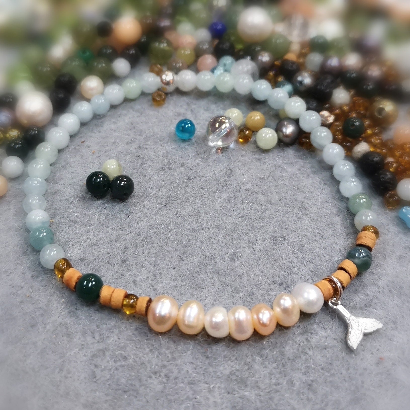 🌊 Aquamarin & Perle Karma Edelstein Armband – Walflossen-Talisman für Herz & Intuition